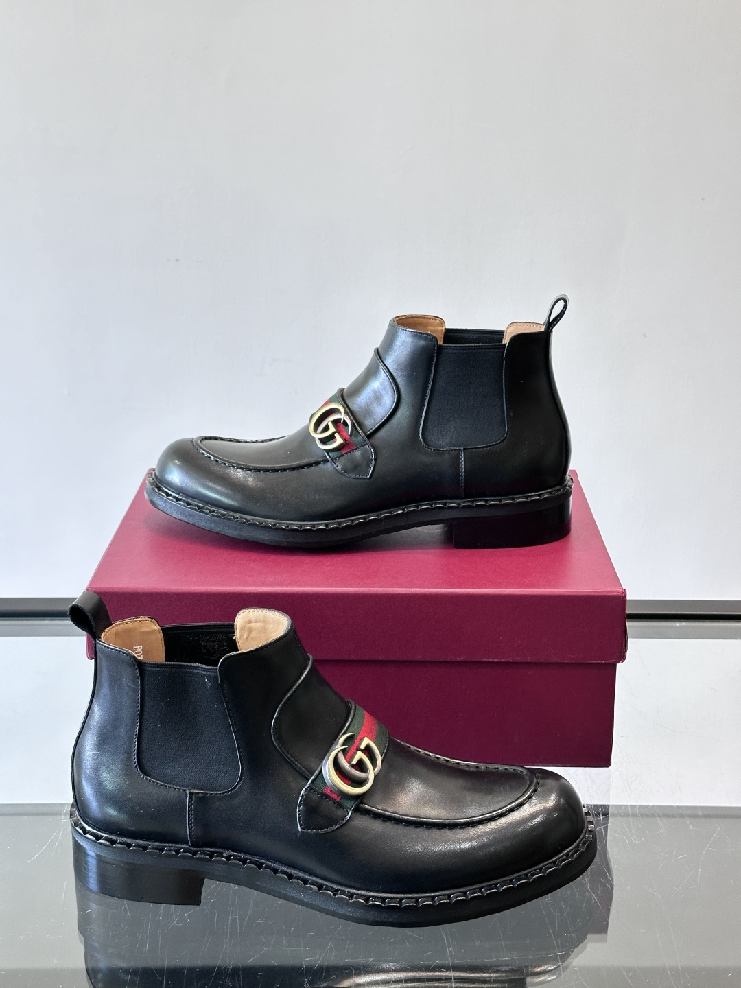 🖤Gucci男士漆皮切尔西靴，漆皮+红绿织带，金色双G金属扣超有辨识度✨。经典切尔西靴设计，弹性侧边+真