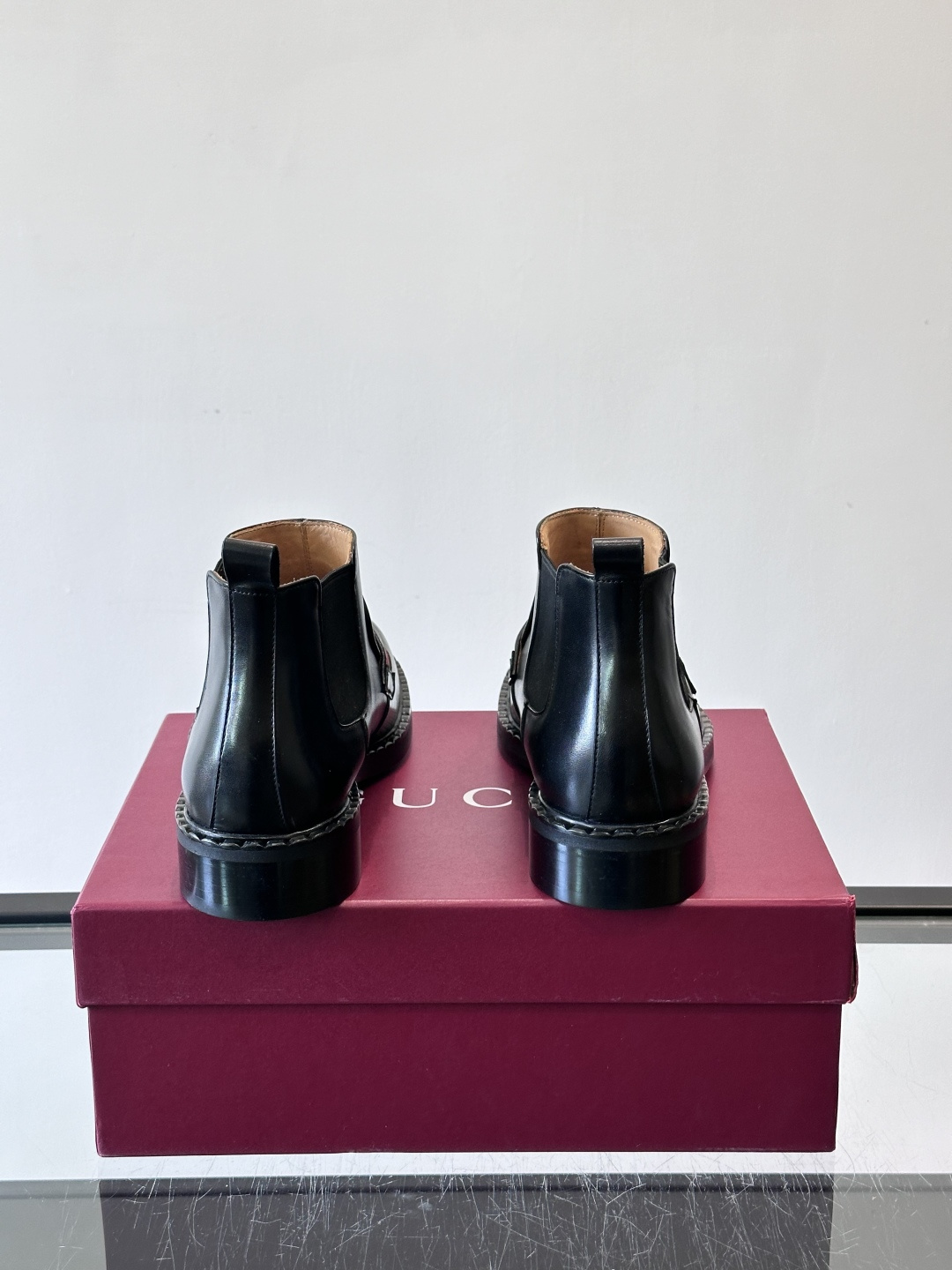 🖤Gucci男士漆皮切尔西靴，漆皮+红绿织带，金色双G金属扣超有辨识度✨。经典切尔西靴设计，弹性侧边+真