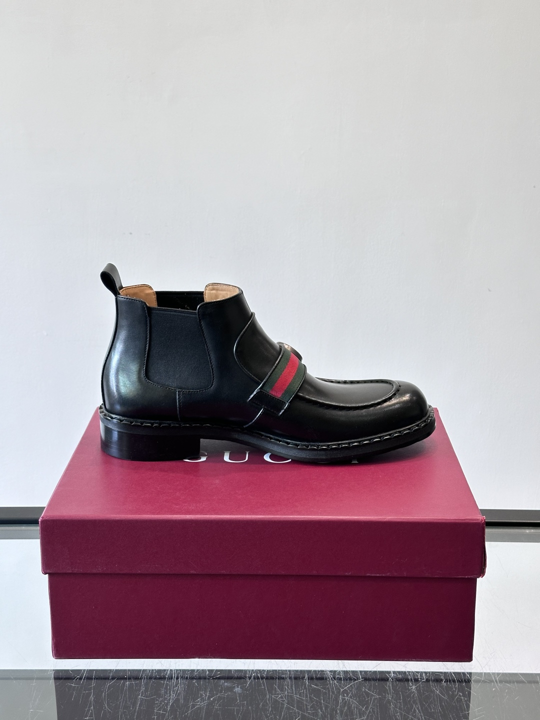 🖤Gucci男士漆皮切尔西靴，漆皮+红绿织带，金色双G金属扣超有辨识度✨。经典切尔西靴设计，弹性侧边+真