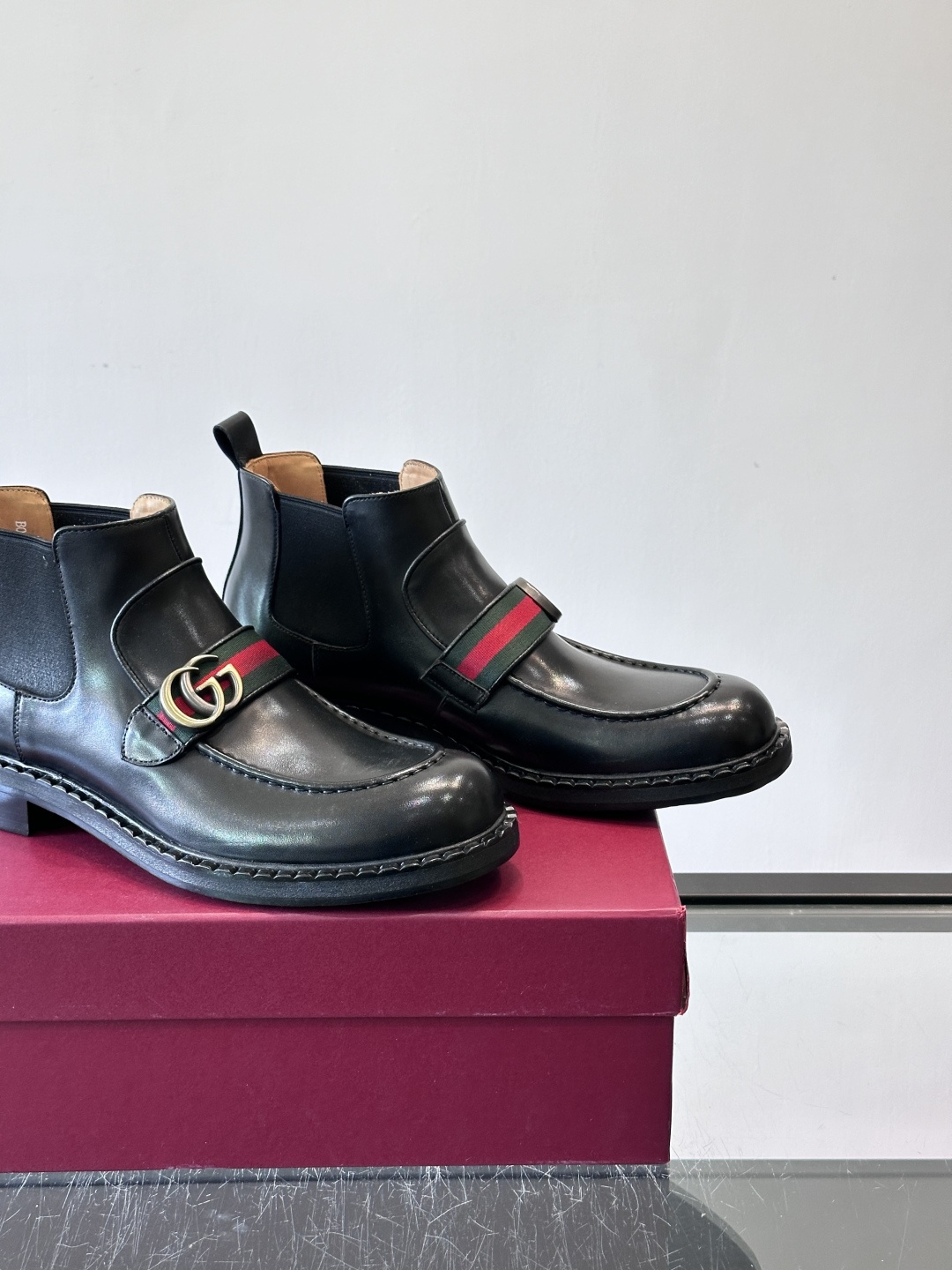 🖤Gucci男士漆皮切尔西靴，漆皮+红绿织带，金色双G金属扣超有辨识度✨。经典切尔西靴设计，弹性侧边+真