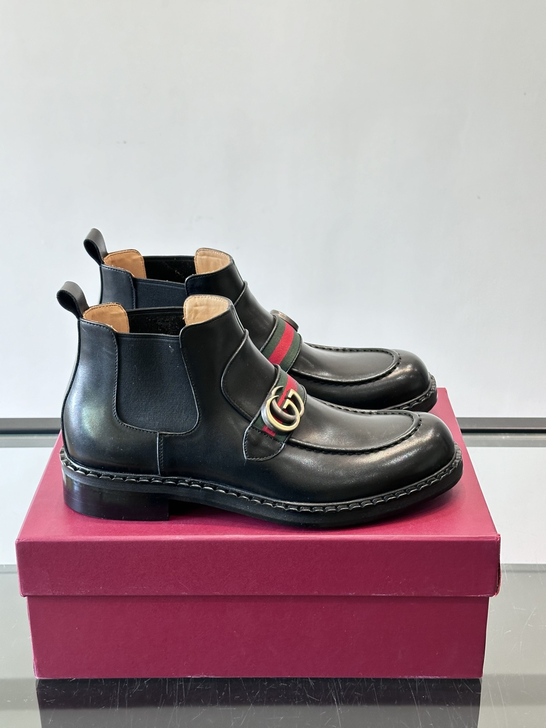 🖤Gucci男士漆皮切尔西靴，漆皮+红绿织带，金色双G金属扣超有辨识度✨。经典切尔西靴设计，弹性侧边+真