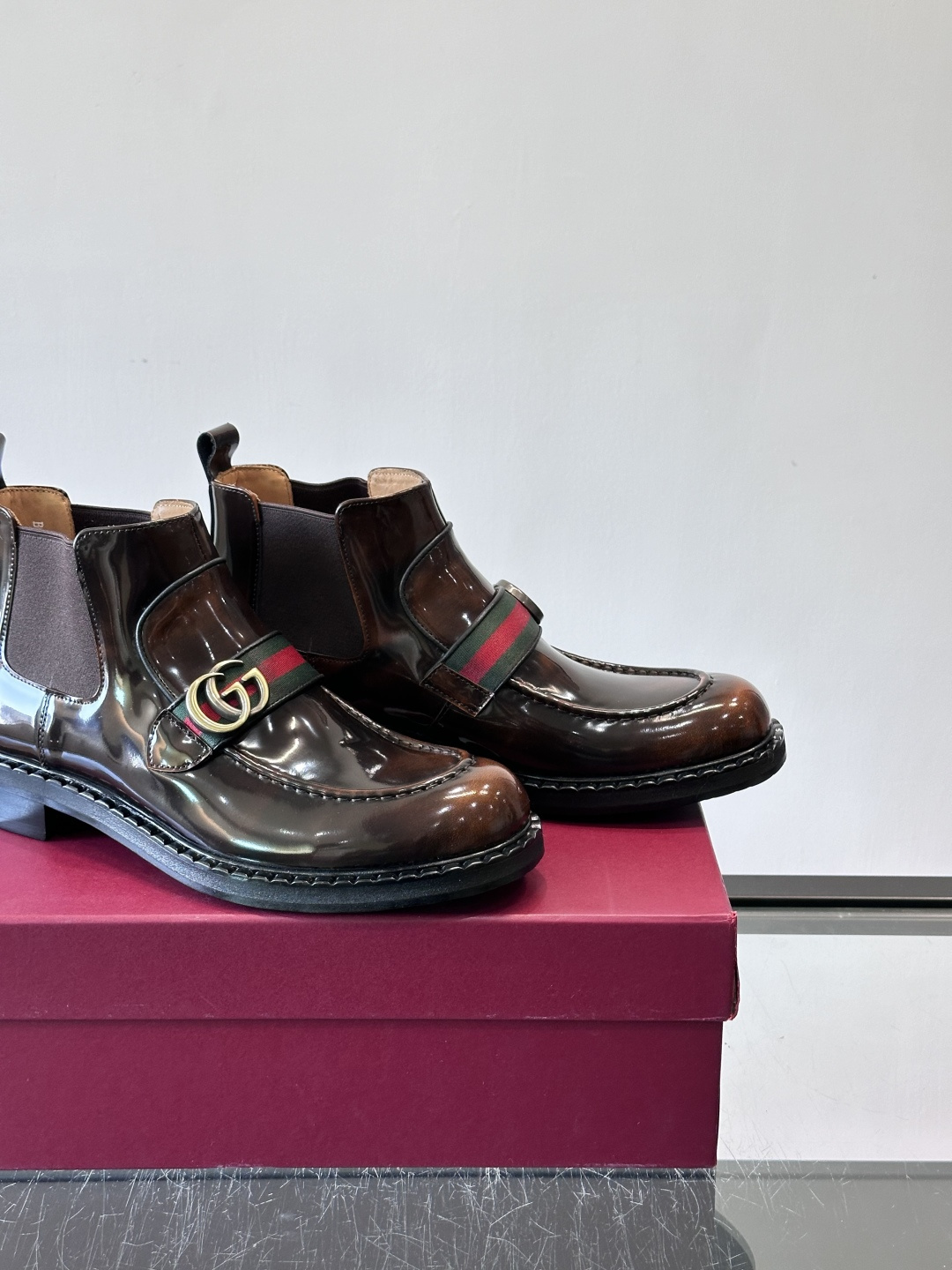 🖤Gucci男士漆皮切尔西靴，漆皮+红绿织带，金色双G金属扣超有辨识度✨。经典切尔西靴设计，弹性侧边+真