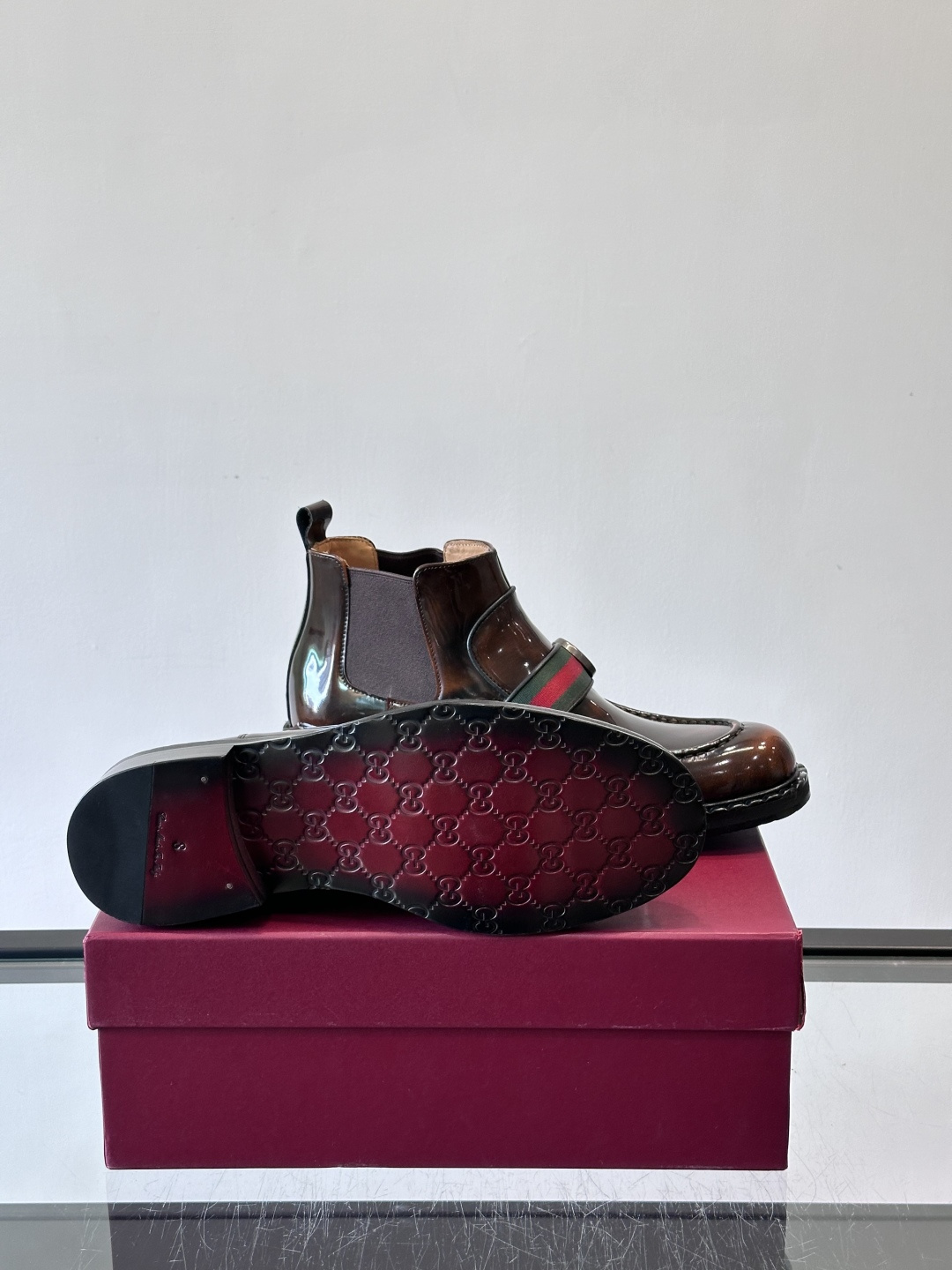 🖤Gucci男士漆皮切尔西靴，漆皮+红绿织带，金色双G金属扣超有辨识度✨。经典切尔西靴设计，弹性侧边+真