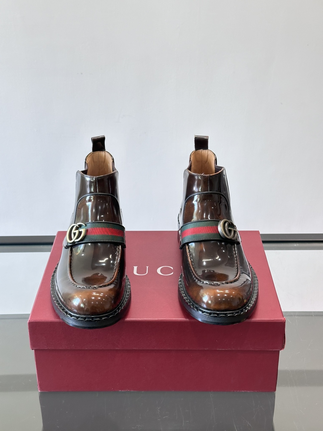 🖤Gucci男士漆皮切尔西靴，漆皮+红绿织带，金色双G金属扣超有辨识度✨。经典切尔西靴设计，弹性侧边+真