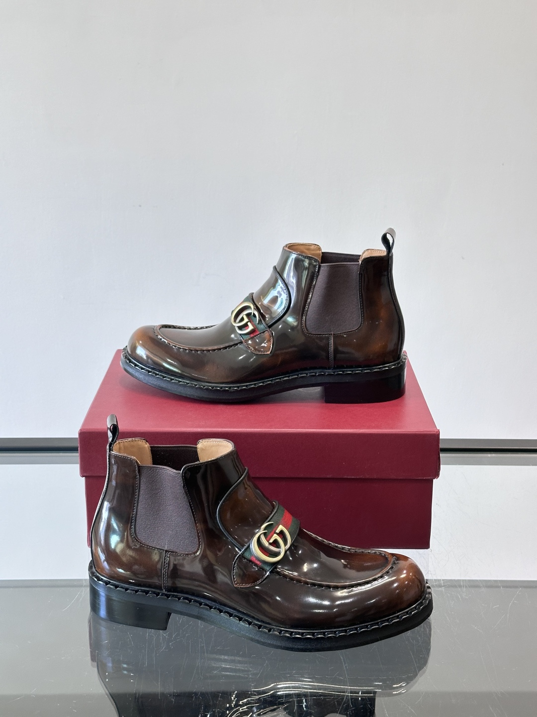 🖤Gucci男士漆皮切尔西靴，漆皮+红绿织带，金色双G金属扣超有辨识度✨。经典切尔西靴设计，弹性侧边+真
