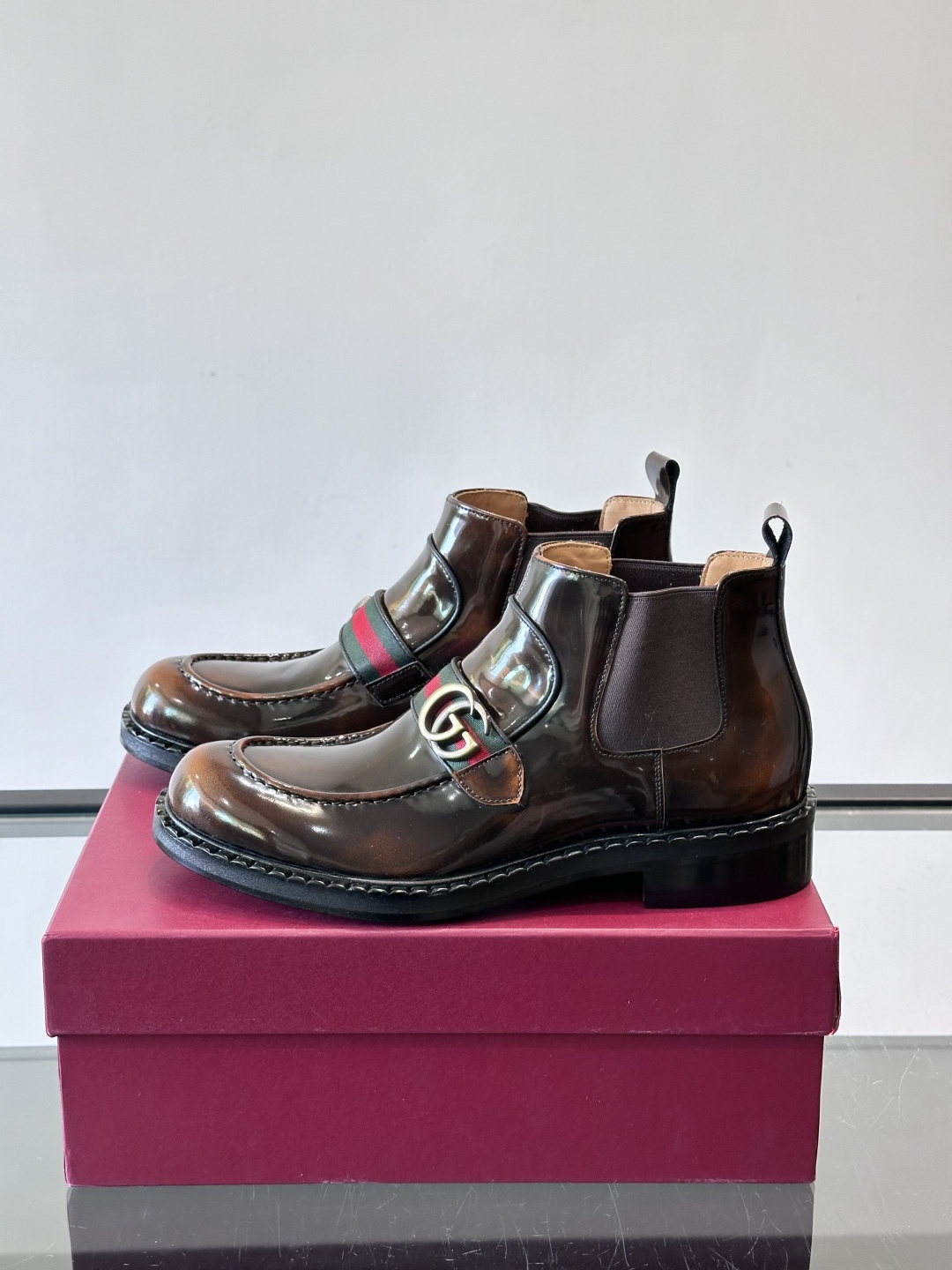🖤Gucci男士漆皮切尔西靴，漆皮+红绿织带，金色双G金属扣超有辨识度✨。经典切尔西靴设计，弹性侧边+真