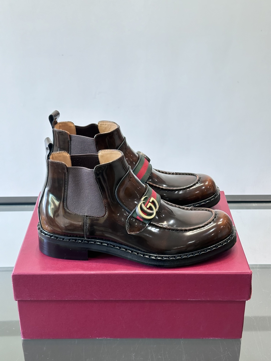 🖤Gucci男士漆皮切尔西靴，漆皮+红绿织带，金色双G金属扣超有辨识度✨。经典切尔西靴设计，弹性侧边+真
