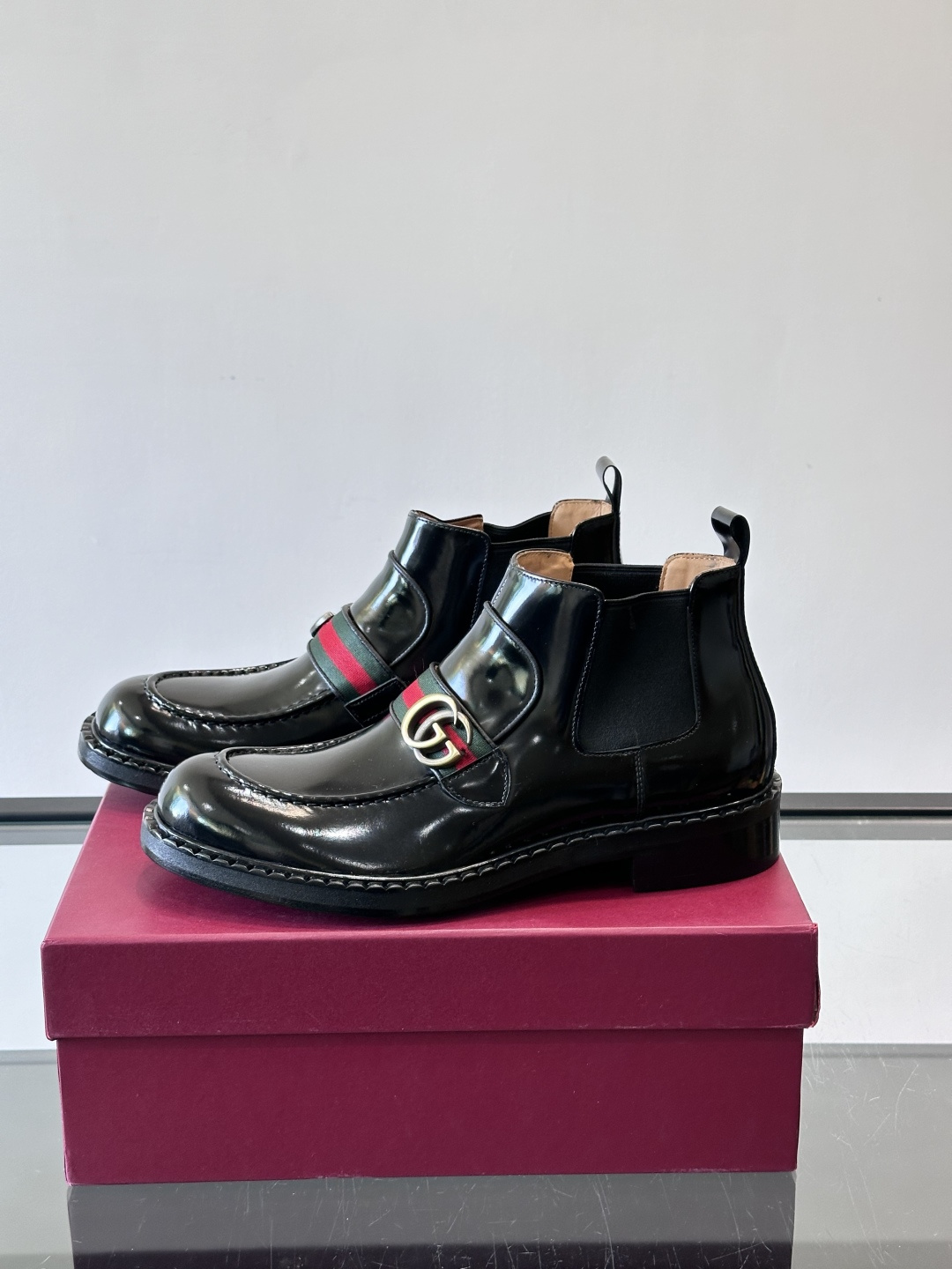 🖤Gucci男士漆皮切尔西靴，漆皮+红绿织带，金色双G金属扣超有辨识度✨。经典切尔西靴设计，弹性侧边+真