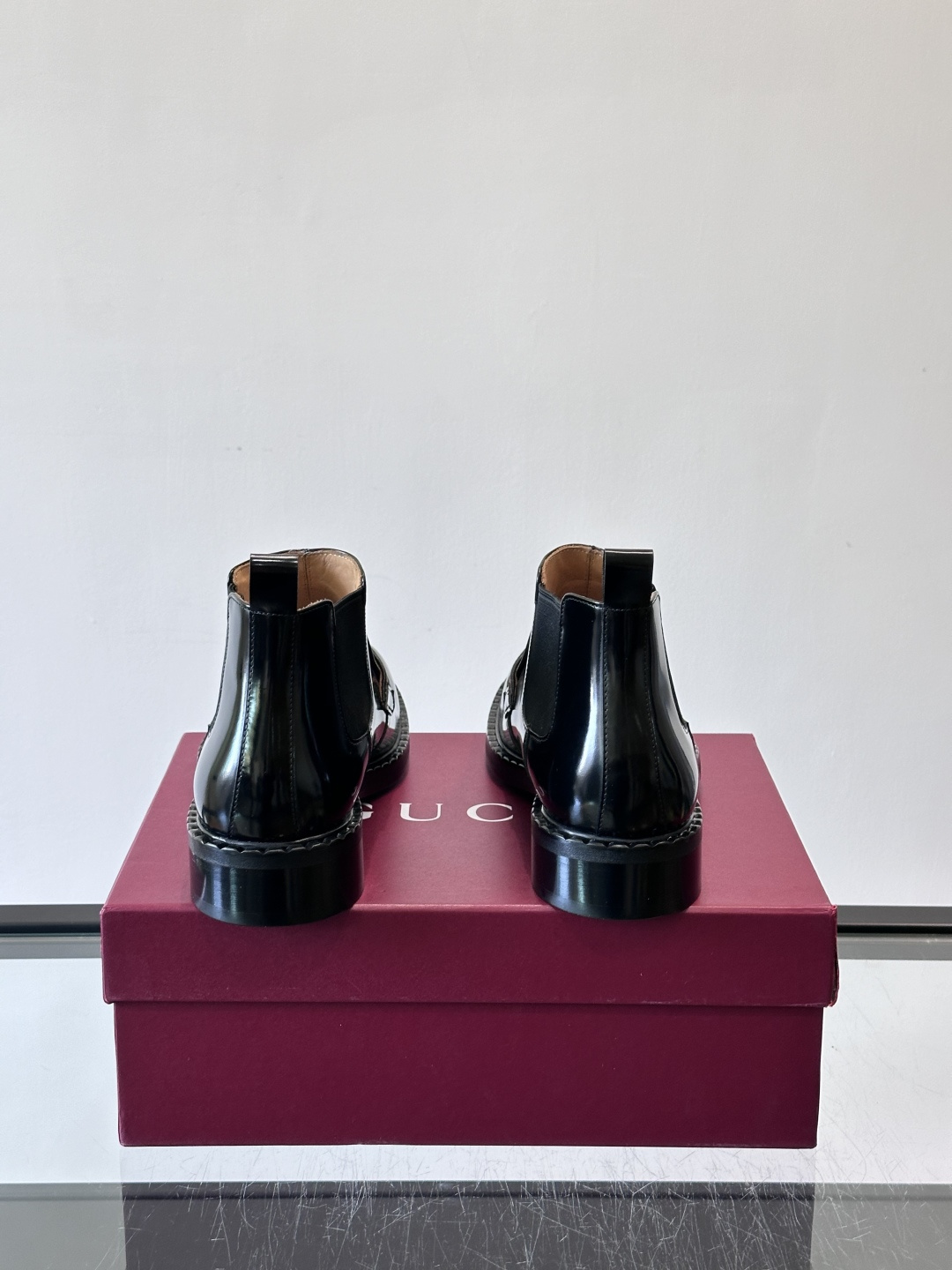 🖤Gucci男士漆皮切尔西靴，漆皮+红绿织带，金色双G金属扣超有辨识度✨。经典切尔西靴设计，弹性侧边+真