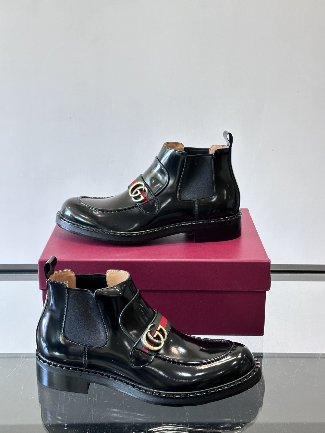 🖤Gucci男士漆皮切尔西靴，漆皮+红绿织带，金色双G金属扣超有辨识度✨。经典切尔西靴设计，弹性侧边+真