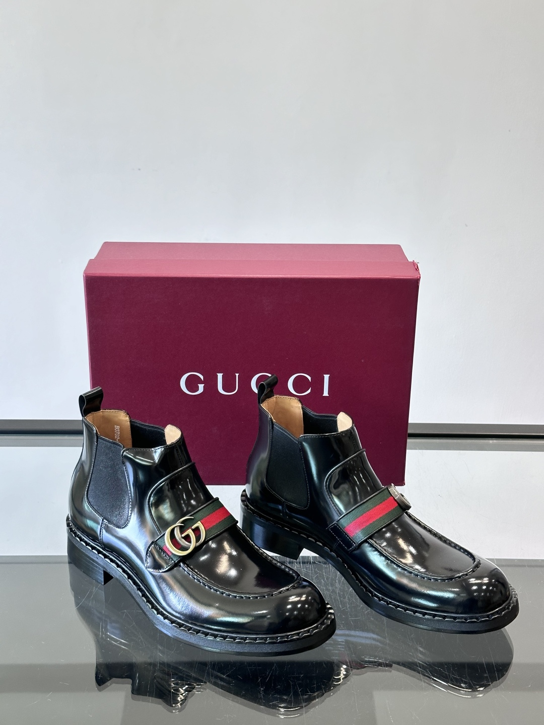 🖤Gucci男士漆皮切尔西靴，漆皮+红绿织带，金色双G金属扣超有辨识度✨。经典切尔西靴设计，弹性侧边+真