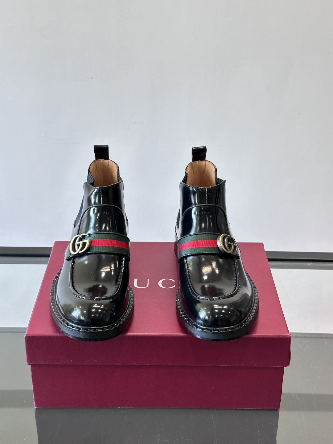 🖤Gucci男士漆皮切尔西靴，漆皮+红绿织带，金色双G金属扣超有辨识度✨。经典切尔西靴设计，弹性侧边+真