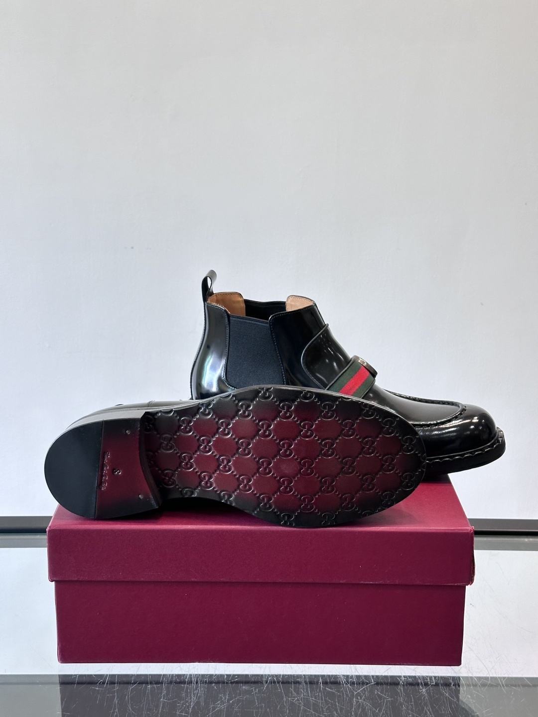 🖤Gucci男士漆皮切尔西靴，漆皮+红绿织带，金色双G金属扣超有辨识度✨。经典切尔西靴设计，弹性侧边+真