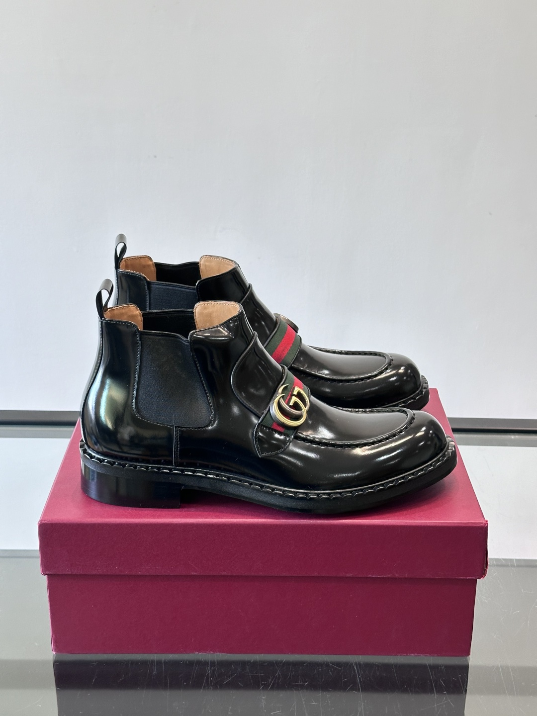 🖤Gucci男士漆皮切尔西靴，漆皮+红绿织带，金色双G金属扣超有辨识度✨。经典切尔西靴设计，弹性侧边+真