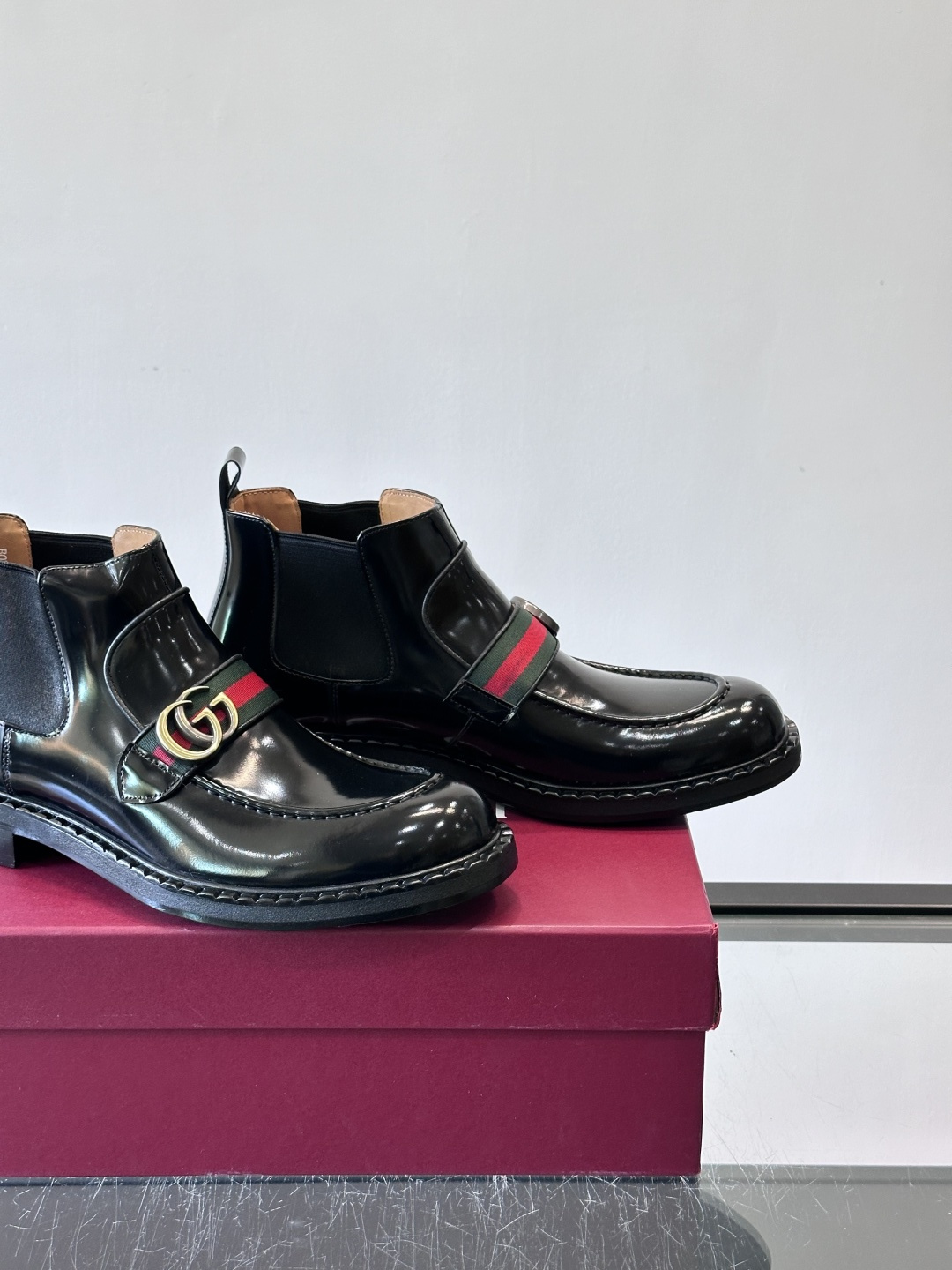 🖤Gucci男士漆皮切尔西靴，漆皮+红绿织带，金色双G金属扣超有辨识度✨。经典切尔西靴设计，弹性侧边+真