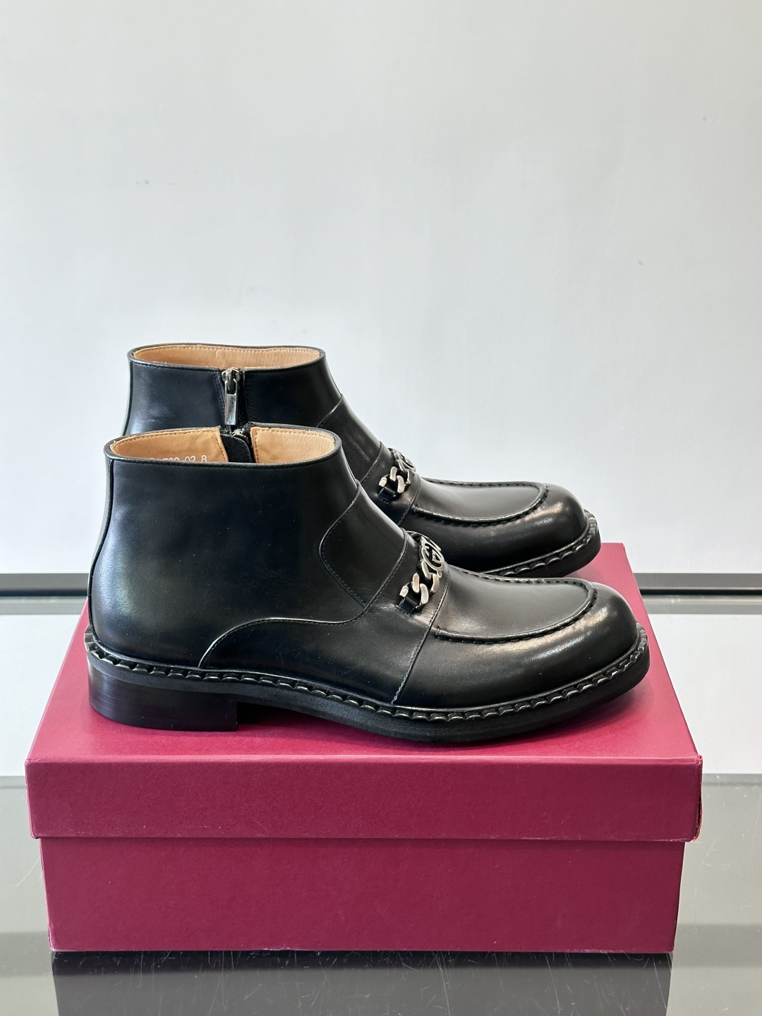 🖤Gucci男士漆皮切尔西靴，漆皮+红绿织带，金色双G金属扣超有辨识度✨。经典切尔西靴设计，弹性侧边+真