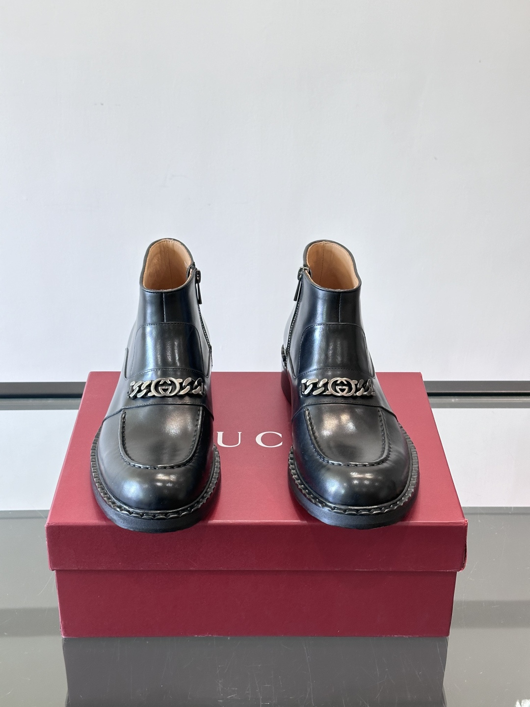 🖤Gucci男士漆皮切尔西靴，漆皮+红绿织带，金色双G金属扣超有辨识度✨。经典切尔西靴设计，弹性侧边+真