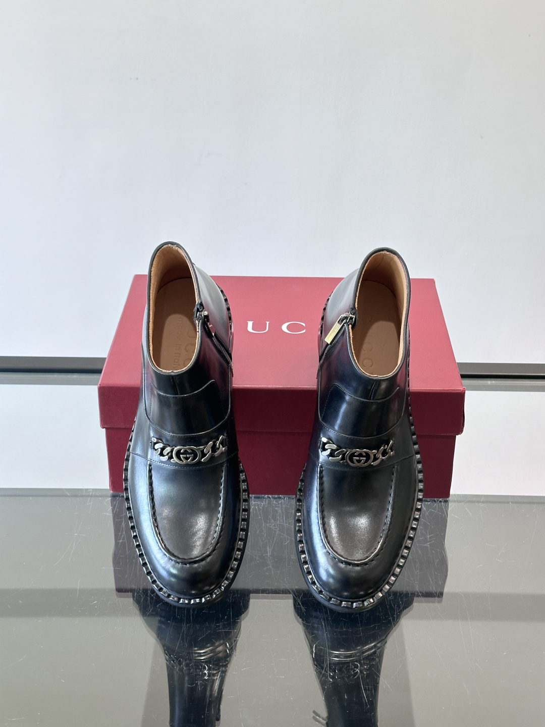 🖤Gucci男士漆皮切尔西靴，漆皮+红绿织带，金色双G金属扣超有辨识度✨。经典切尔西靴设计，弹性侧边+真