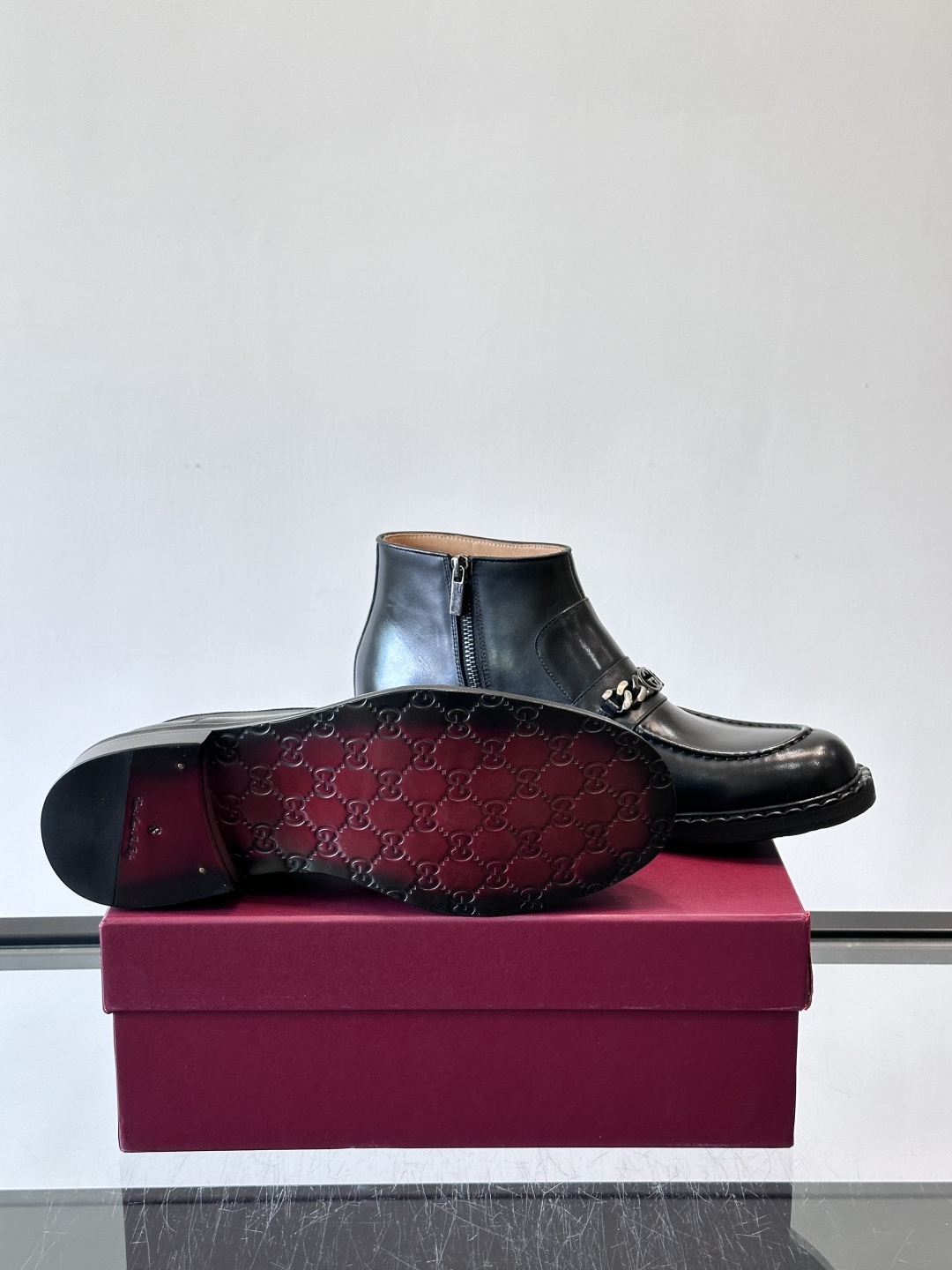 🖤Gucci男士漆皮切尔西靴，漆皮+红绿织带，金色双G金属扣超有辨识度✨。经典切尔西靴设计，弹性侧边+真