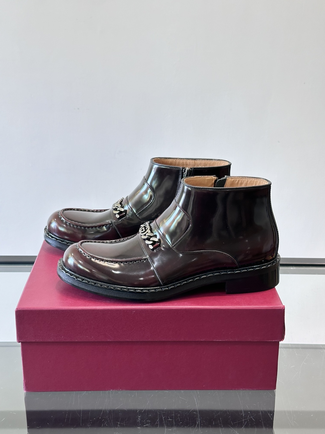 🖤Gucci男士漆皮切尔西靴，漆皮+红绿织带，金色双G金属扣超有辨识度✨。经典切尔西靴设计，弹性侧边+真