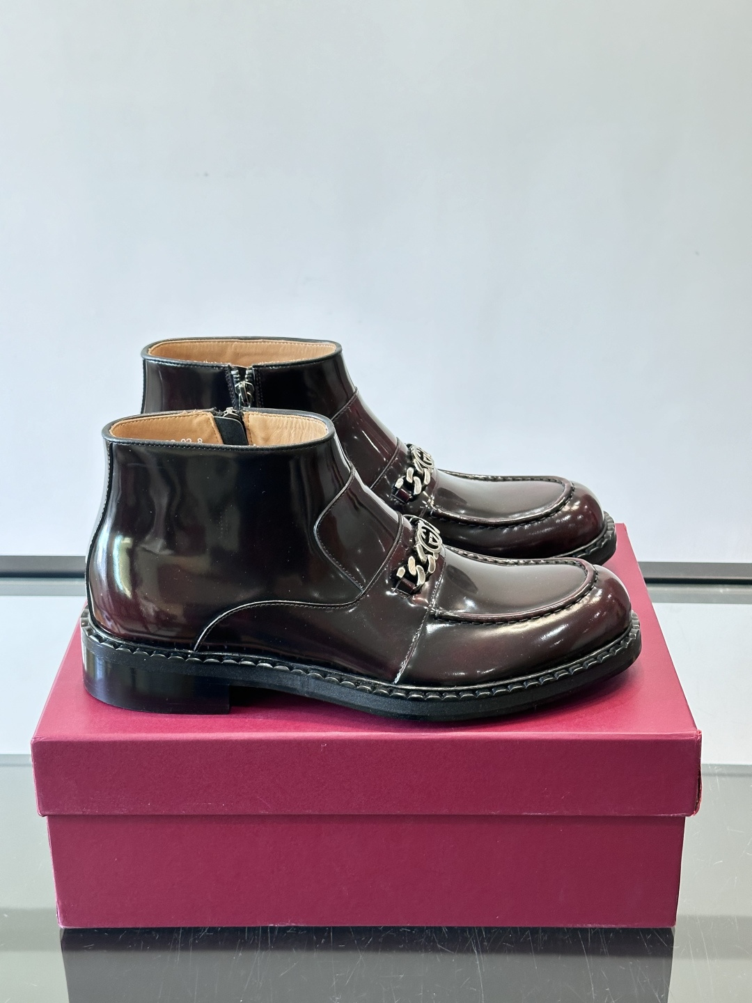 🖤Gucci男士漆皮切尔西靴，漆皮+红绿织带，金色双G金属扣超有辨识度✨。经典切尔西靴设计，弹性侧边+真