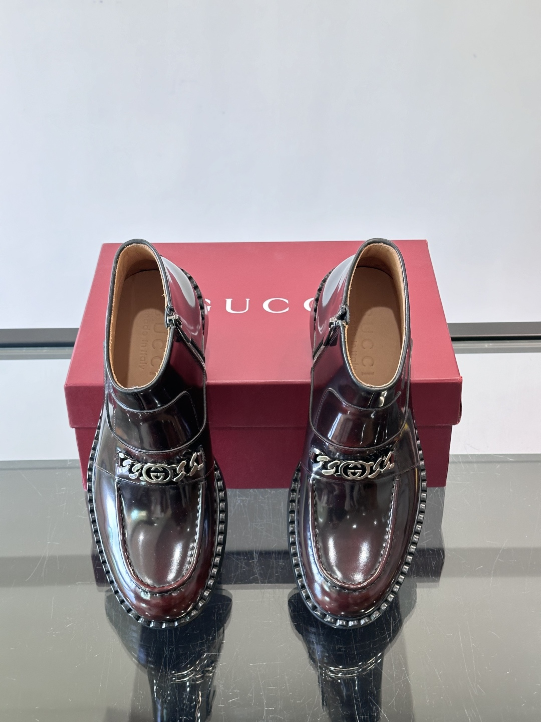 🖤Gucci男士漆皮切尔西靴，漆皮+红绿织带，金色双G金属扣超有辨识度✨。经典切尔西靴设计，弹性侧边+真