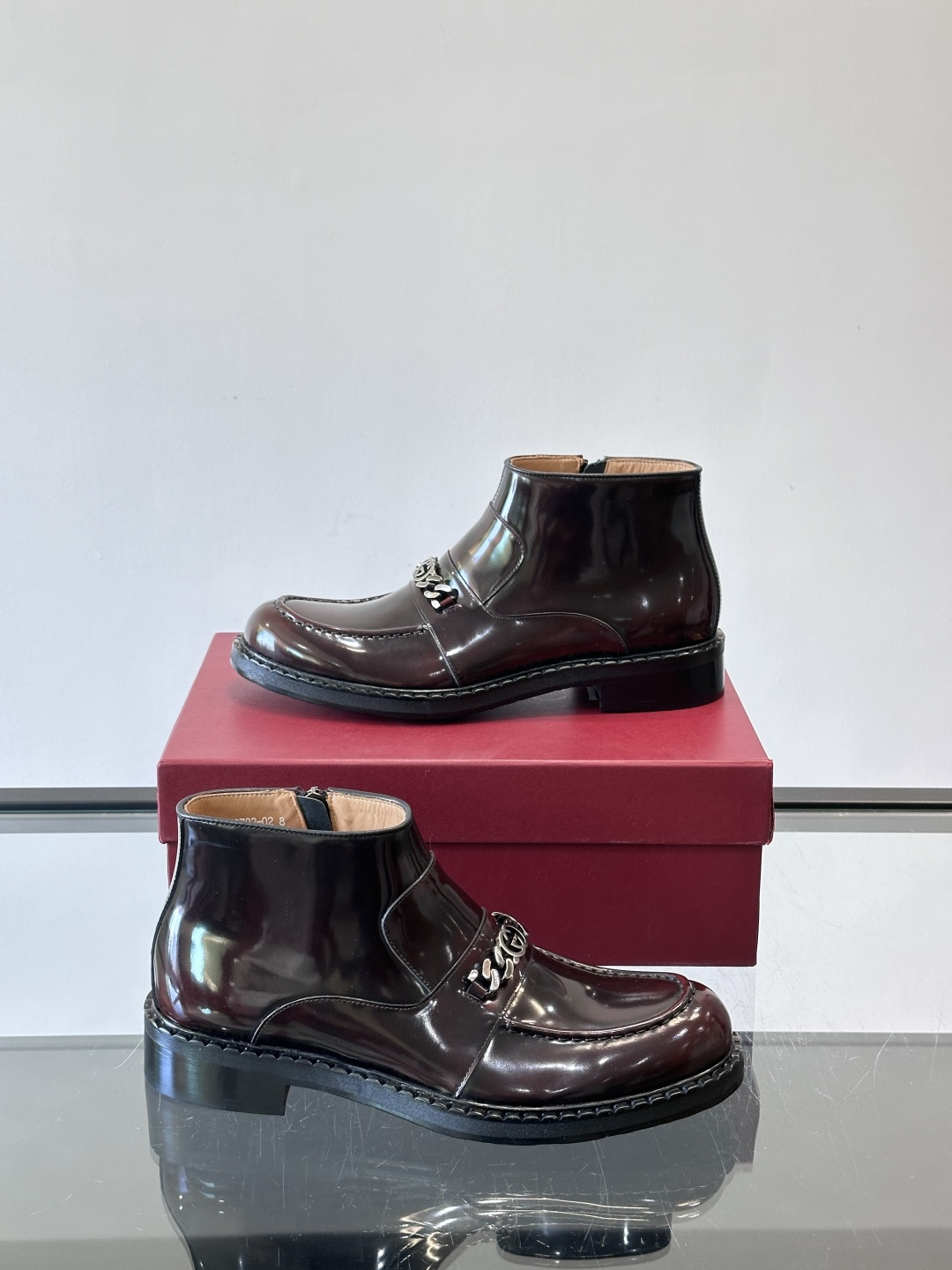 🖤Gucci男士漆皮切尔西靴，漆皮+红绿织带，金色双G金属扣超有辨识度✨。经典切尔西靴设计，弹性侧边+真