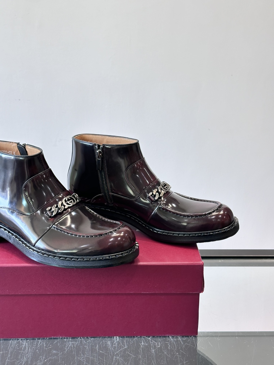 🖤Gucci男士漆皮切尔西靴，漆皮+红绿织带，金色双G金属扣超有辨识度✨。经典切尔西靴设计，弹性侧边+真