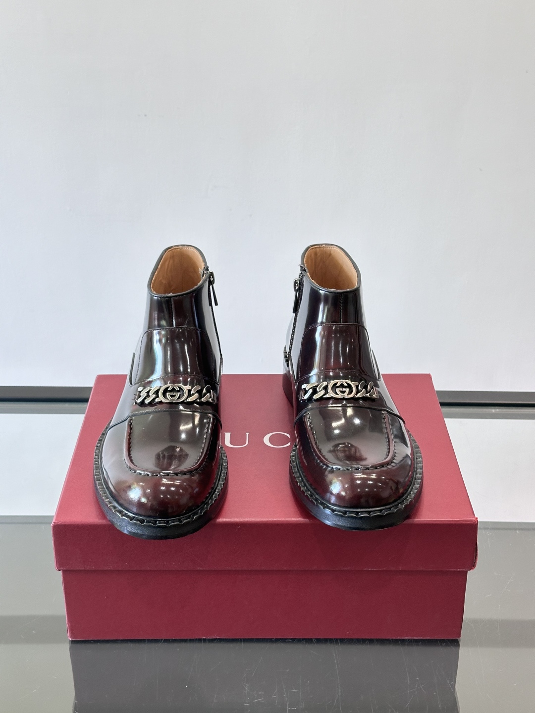 🖤Gucci男士漆皮切尔西靴，漆皮+红绿织带，金色双G金属扣超有辨识度✨。经典切尔西靴设计，弹性侧边+真