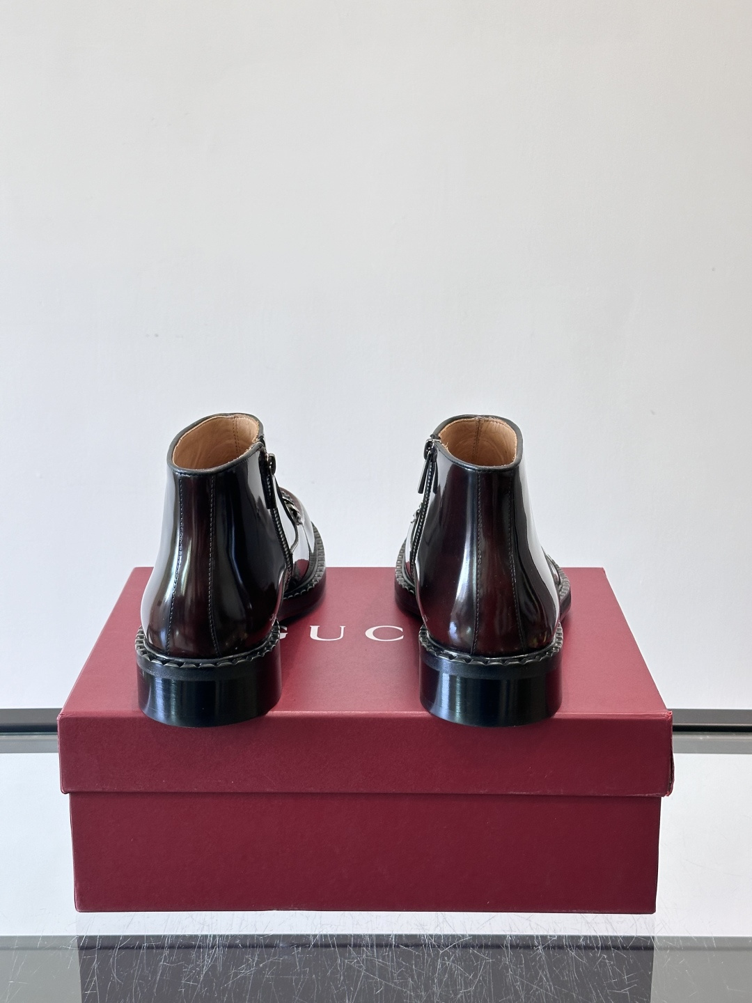 🖤Gucci男士漆皮切尔西靴，漆皮+红绿织带，金色双G金属扣超有辨识度✨。经典切尔西靴设计，弹性侧边+真