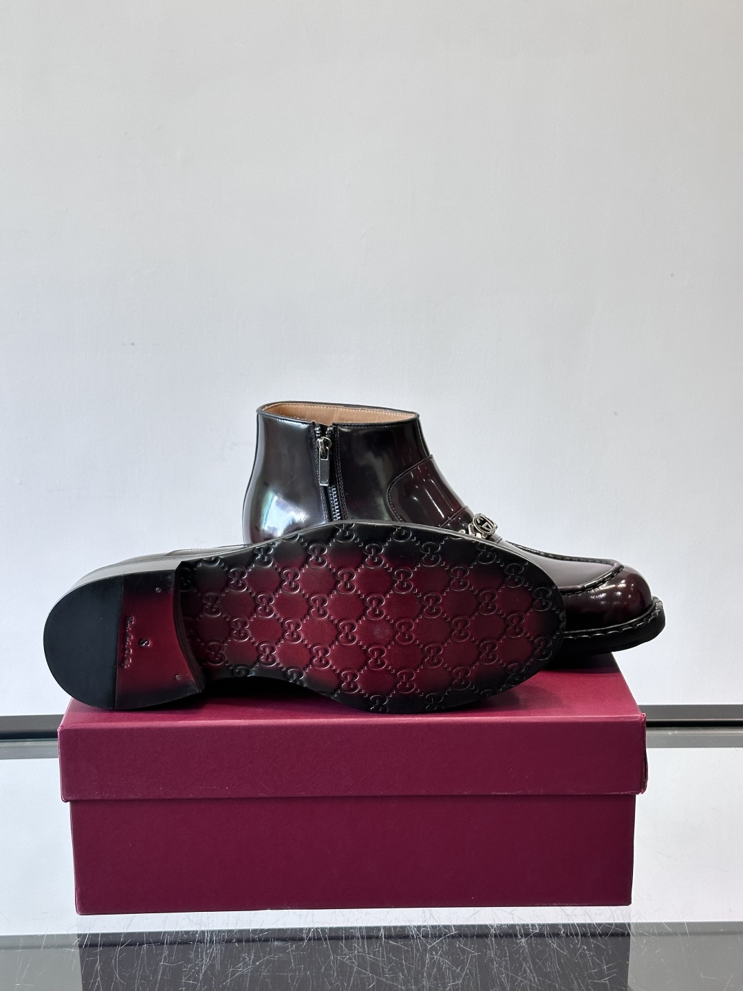 🖤Gucci男士漆皮切尔西靴，漆皮+红绿织带，金色双G金属扣超有辨识度✨。经典切尔西靴设计，弹性侧边+真