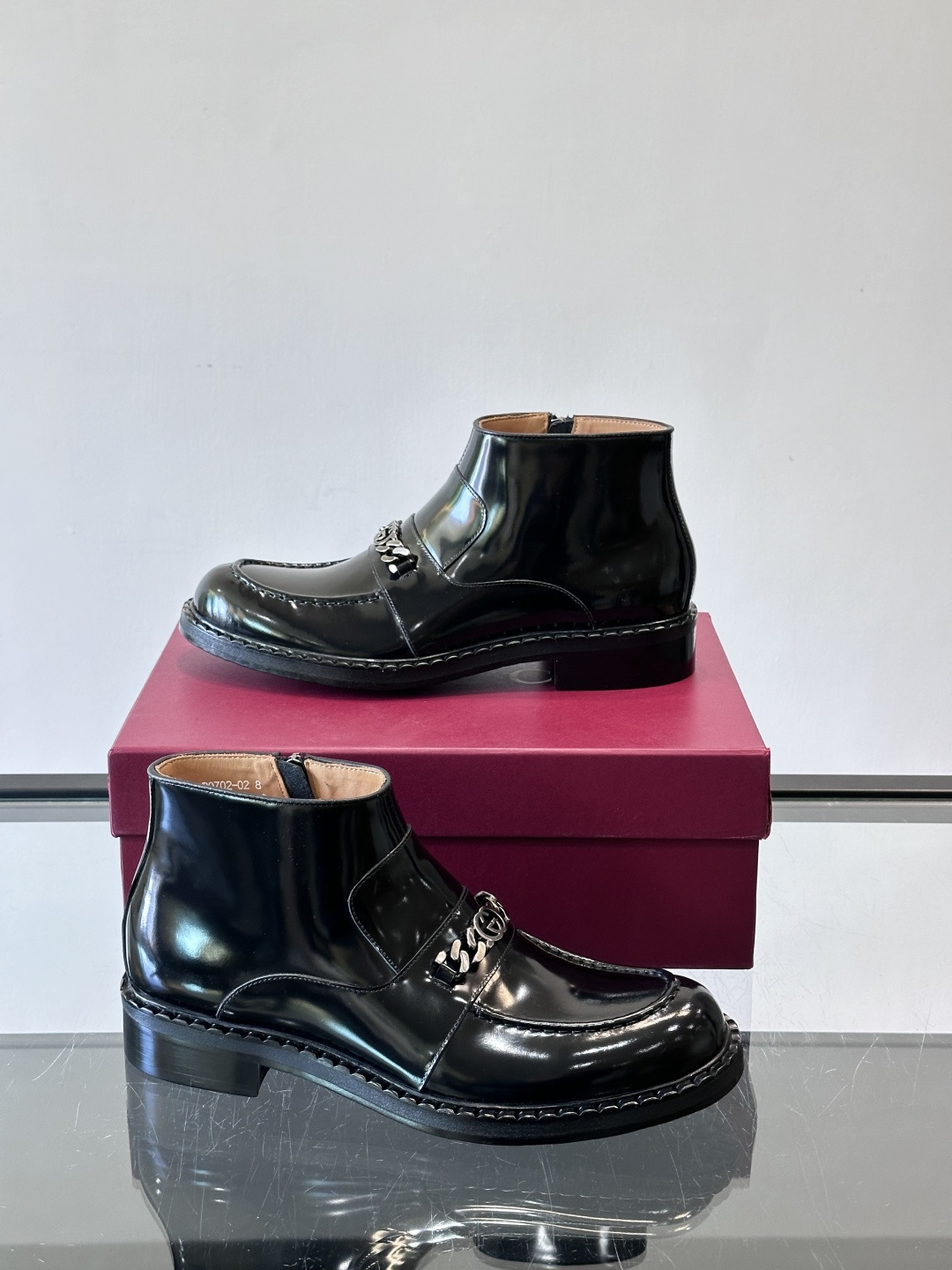 🖤Gucci男士漆皮切尔西靴，漆皮+红绿织带，金色双G金属扣超有辨识度✨。经典切尔西靴设计，弹性侧边+真