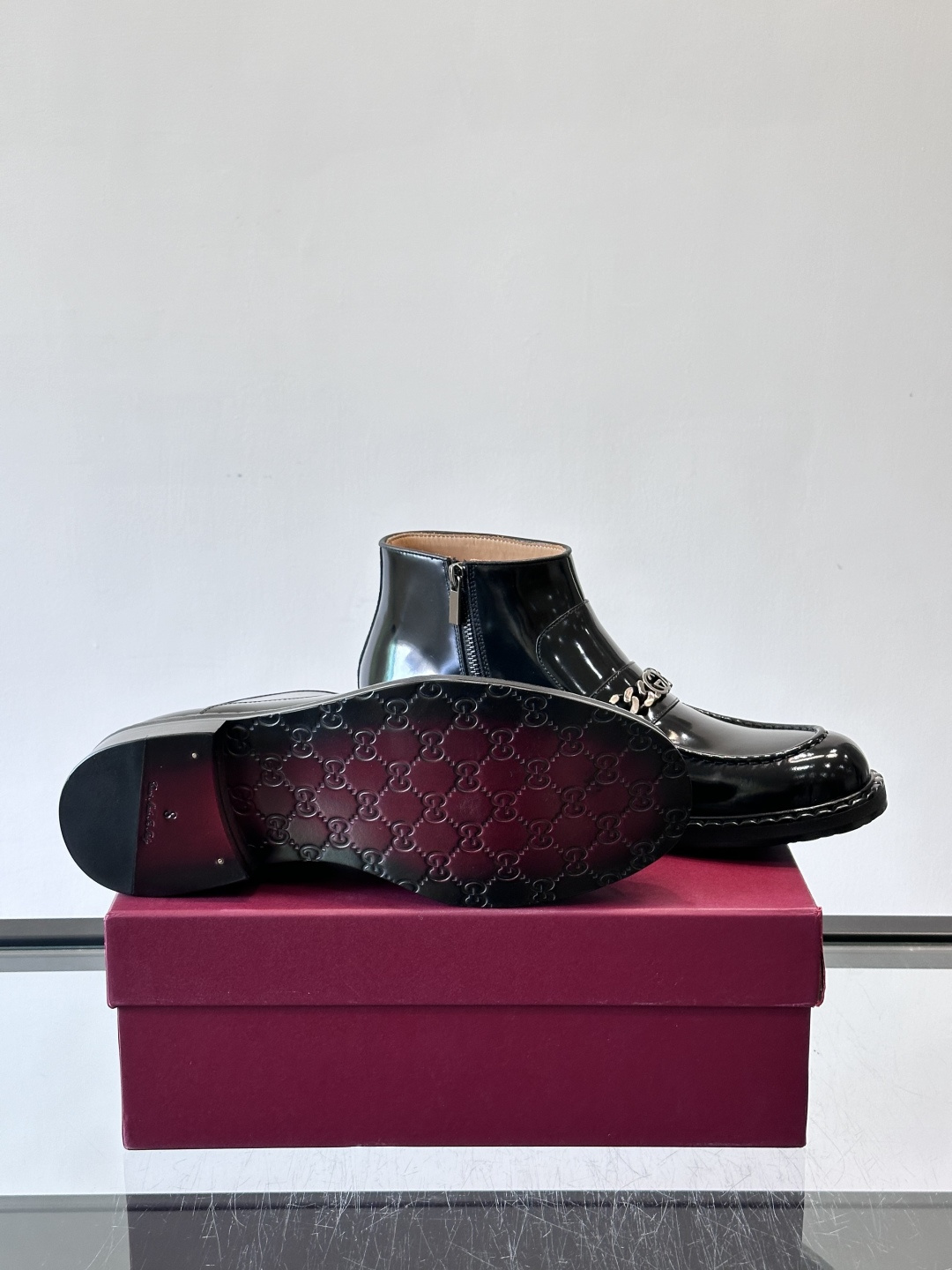 🖤Gucci男士漆皮切尔西靴，漆皮+红绿织带，金色双G金属扣超有辨识度✨。经典切尔西靴设计，弹性侧边+真