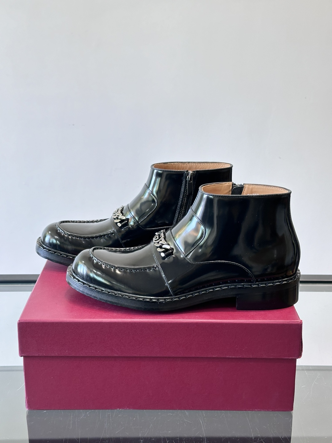 🖤Gucci男士漆皮切尔西靴，漆皮+红绿织带，金色双G金属扣超有辨识度✨。经典切尔西靴设计，弹性侧边+真