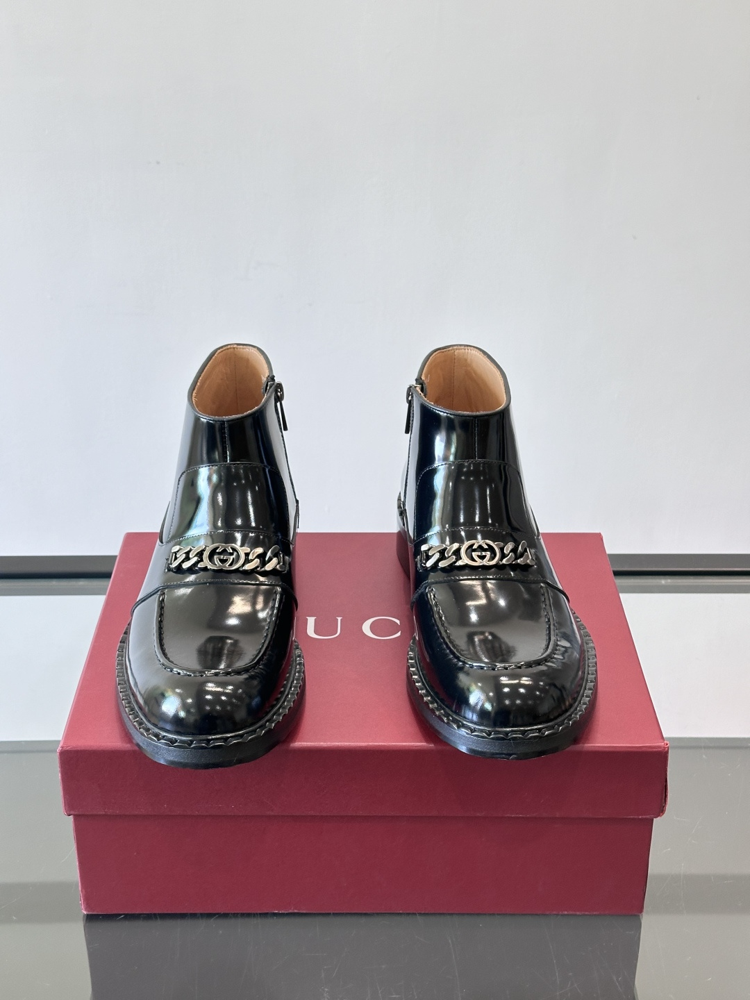 🖤Gucci男士漆皮切尔西靴，漆皮+红绿织带，金色双G金属扣超有辨识度✨。经典切尔西靴设计，弹性侧边+真