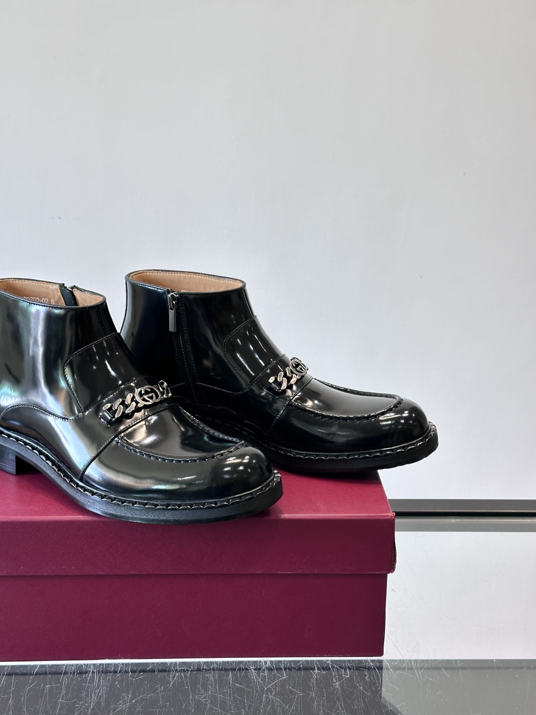 🖤Gucci男士漆皮切尔西靴，漆皮+红绿织带，金色双G金属扣超有辨识度✨。经典切尔西靴设计，弹性侧边+真