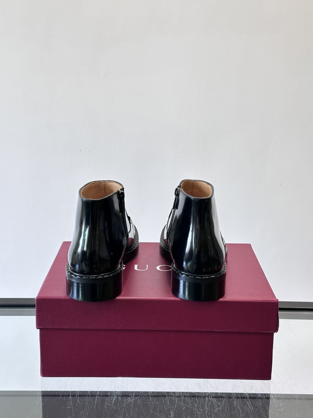 🖤Gucci男士漆皮切尔西靴，漆皮+红绿织带，金色双G金属扣超有辨识度✨。经典切尔西靴设计，弹性侧边+真