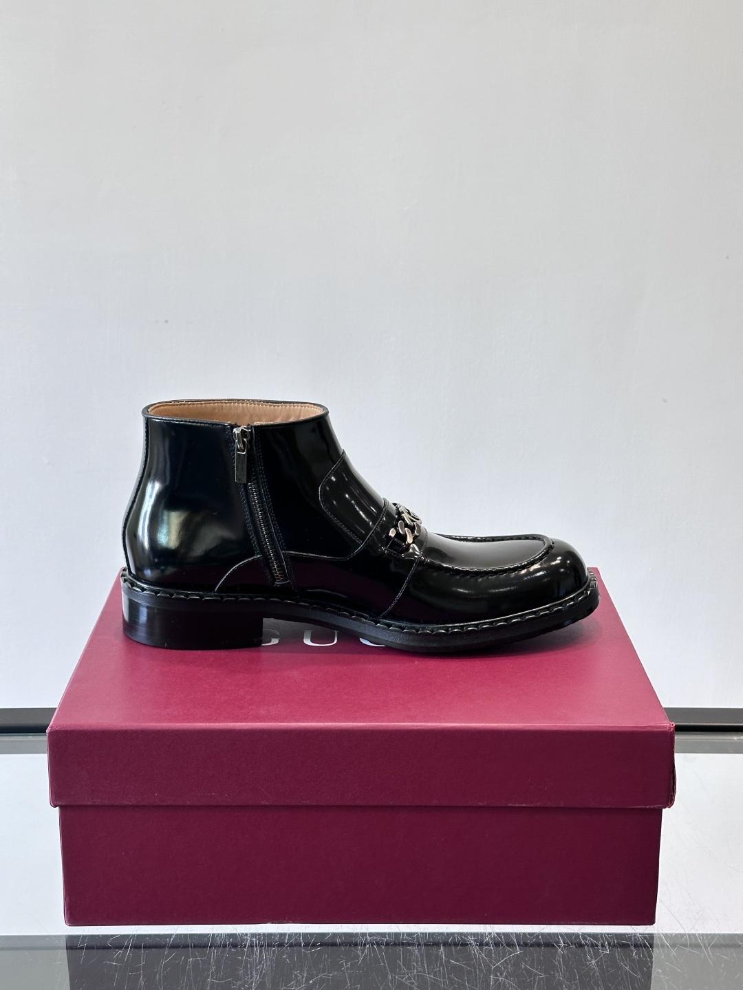 🖤Gucci男士漆皮切尔西靴，漆皮+红绿织带，金色双G金属扣超有辨识度✨。经典切尔西靴设计，弹性侧边+真