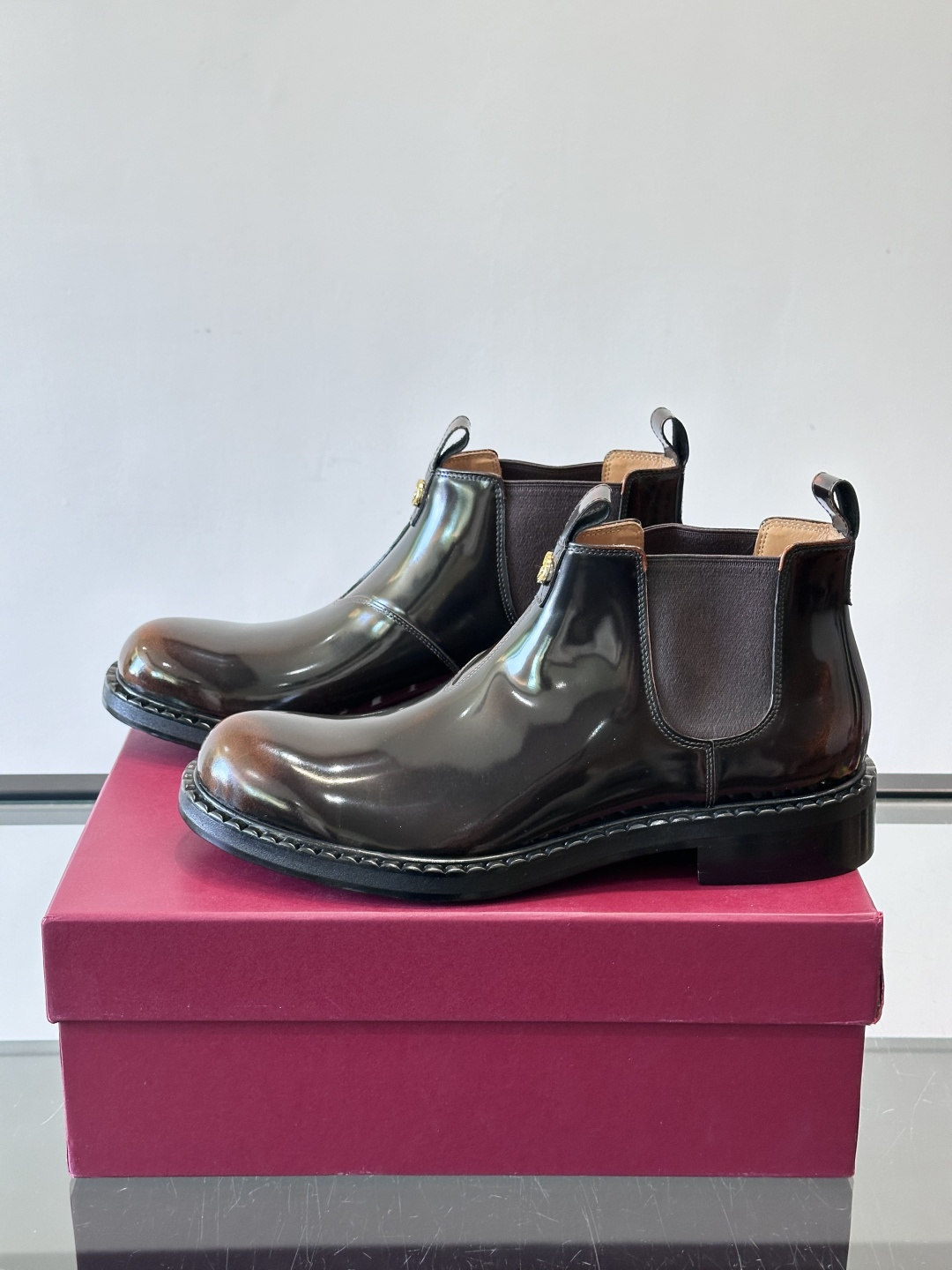 Gucci男士切尔西靴，英伦经典设计，光面皮革+橡胶牛皮鞋底，简约利落，松紧带方便穿脱。鞋型修长，日常通