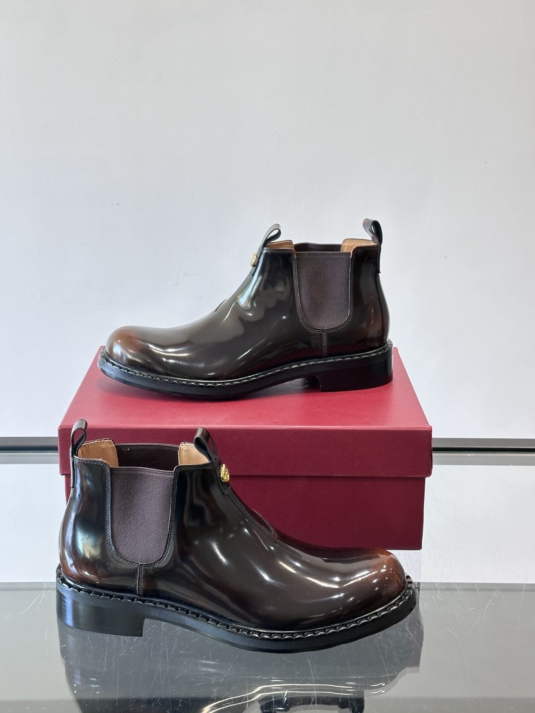 Gucci男士切尔西靴，英伦经典设计，光面皮革+橡胶牛皮鞋底，简约利落，松紧带方便穿脱。鞋型修长，日常通