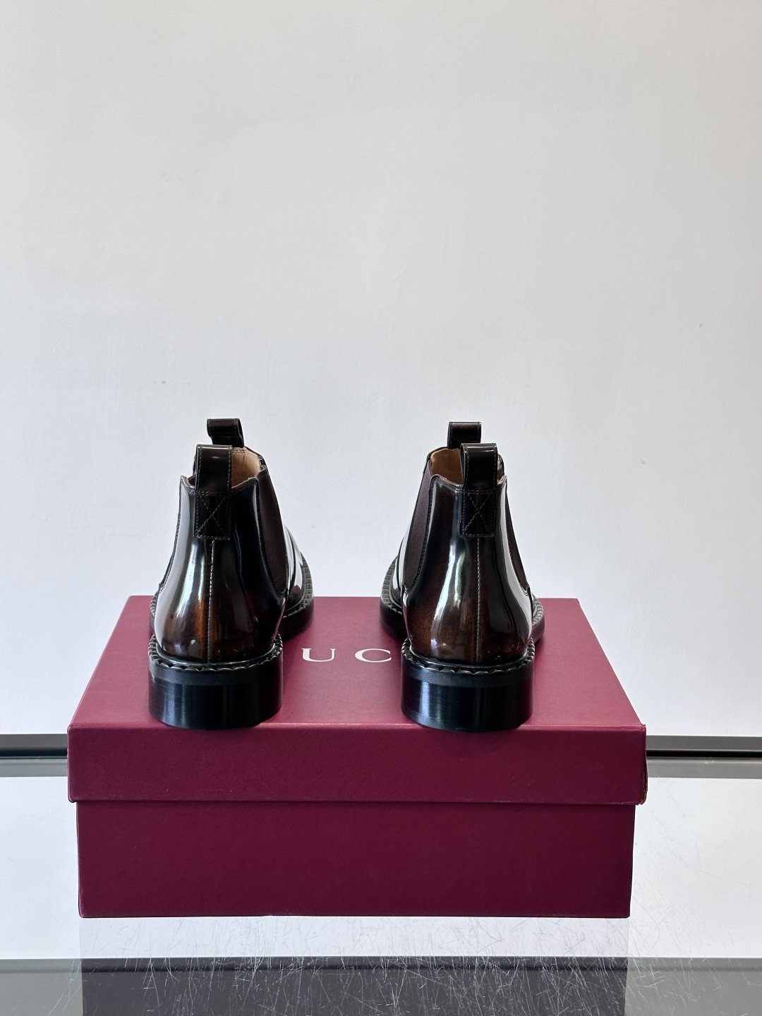 Gucci男士切尔西靴，英伦经典设计，光面皮革+橡胶牛皮鞋底，简约利落，松紧带方便穿脱。鞋型修长，日常通