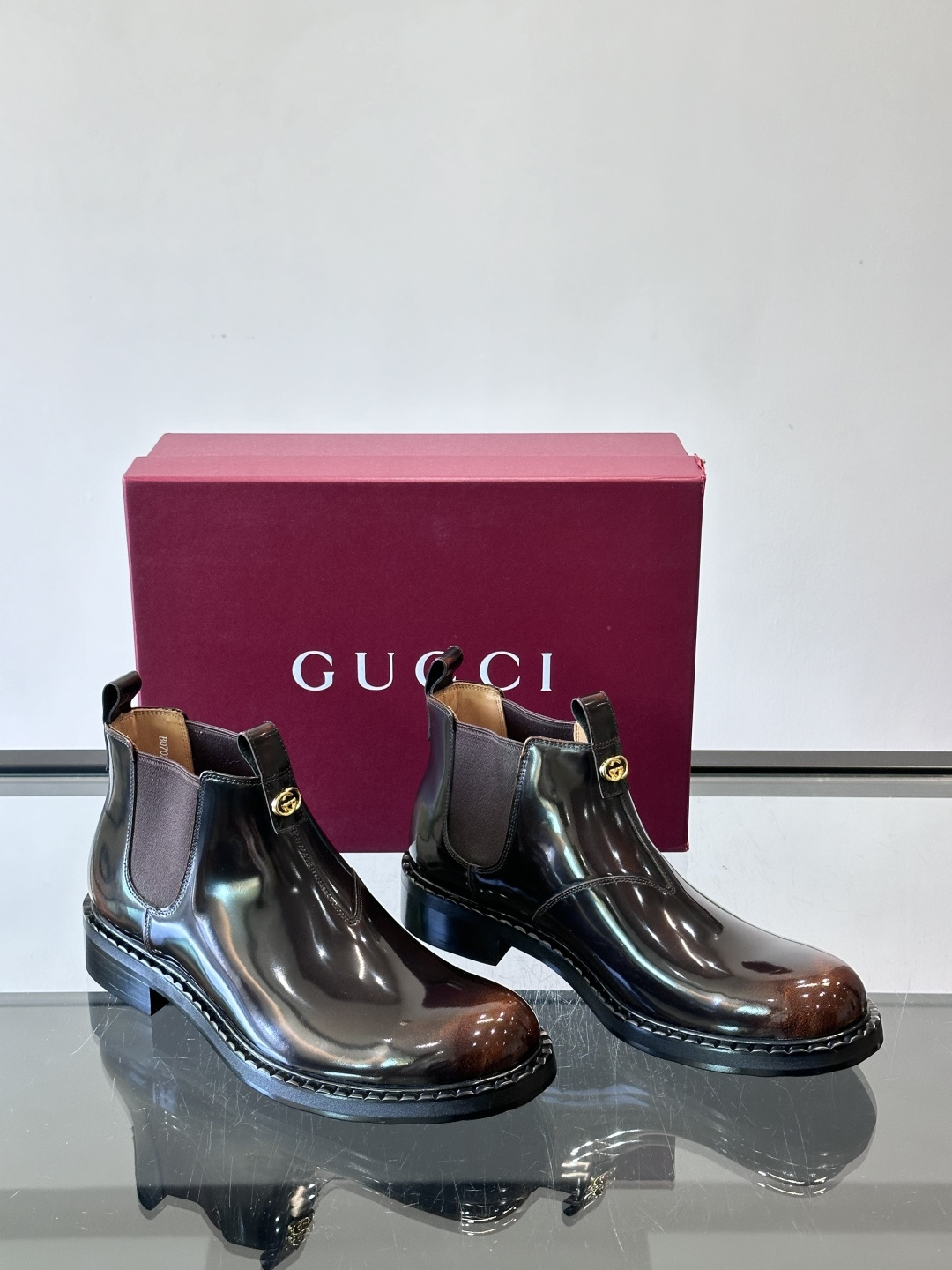 Gucci男士切尔西靴，英伦经典设计，光面皮革+橡胶牛皮鞋底，简约利落，松紧带方便穿脱。鞋型修长，日常通