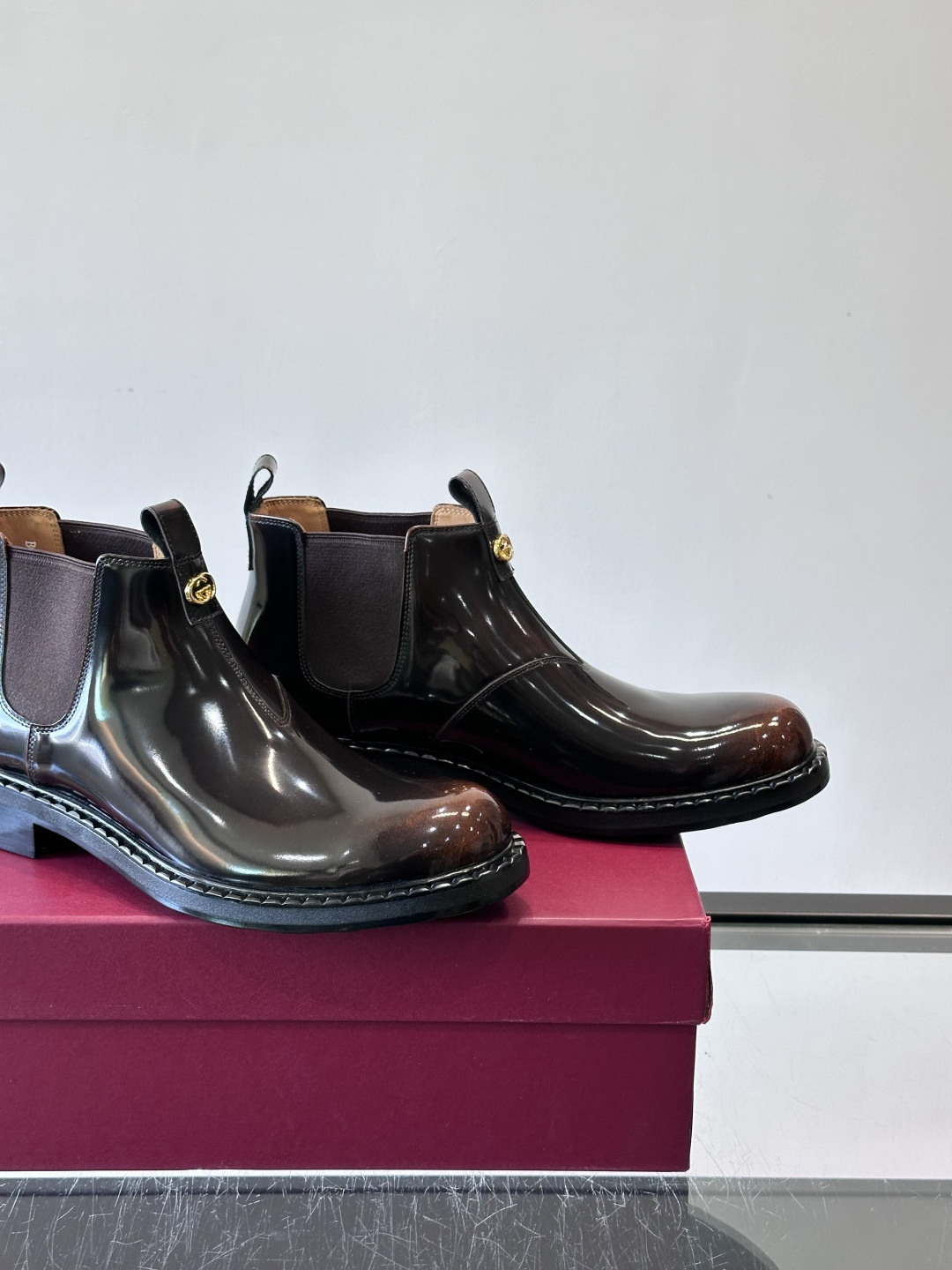 Gucci男士切尔西靴，英伦经典设计，光面皮革+橡胶牛皮鞋底，简约利落，松紧带方便穿脱。鞋型修长，日常通