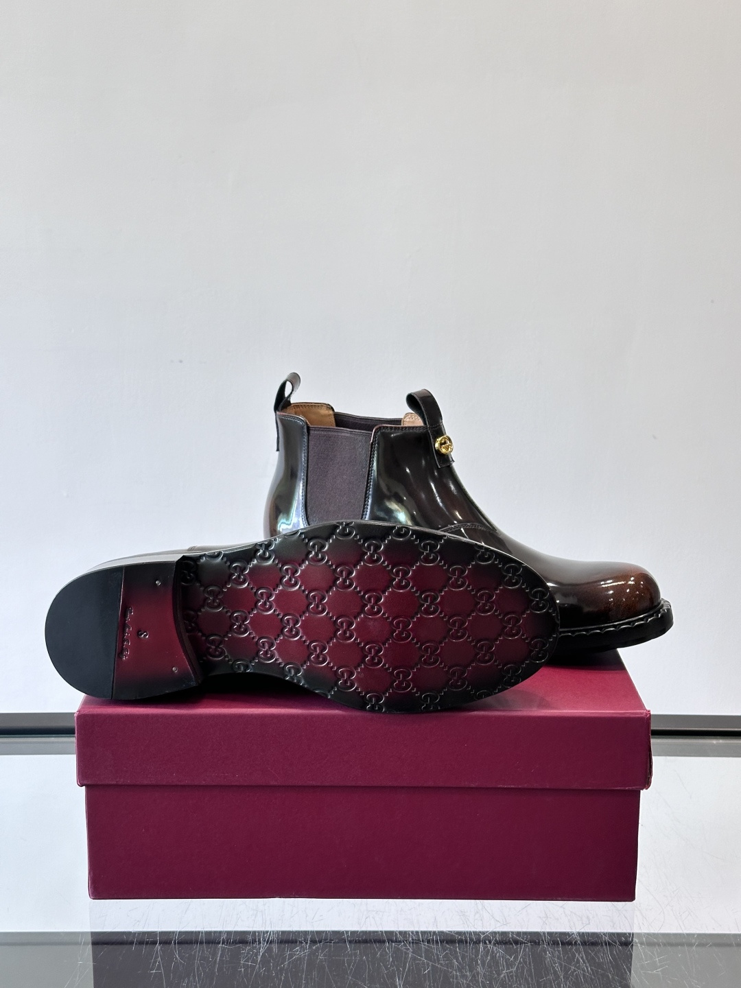 Gucci男士切尔西靴，英伦经典设计，光面皮革+橡胶牛皮鞋底，简约利落，松紧带方便穿脱。鞋型修长，日常通