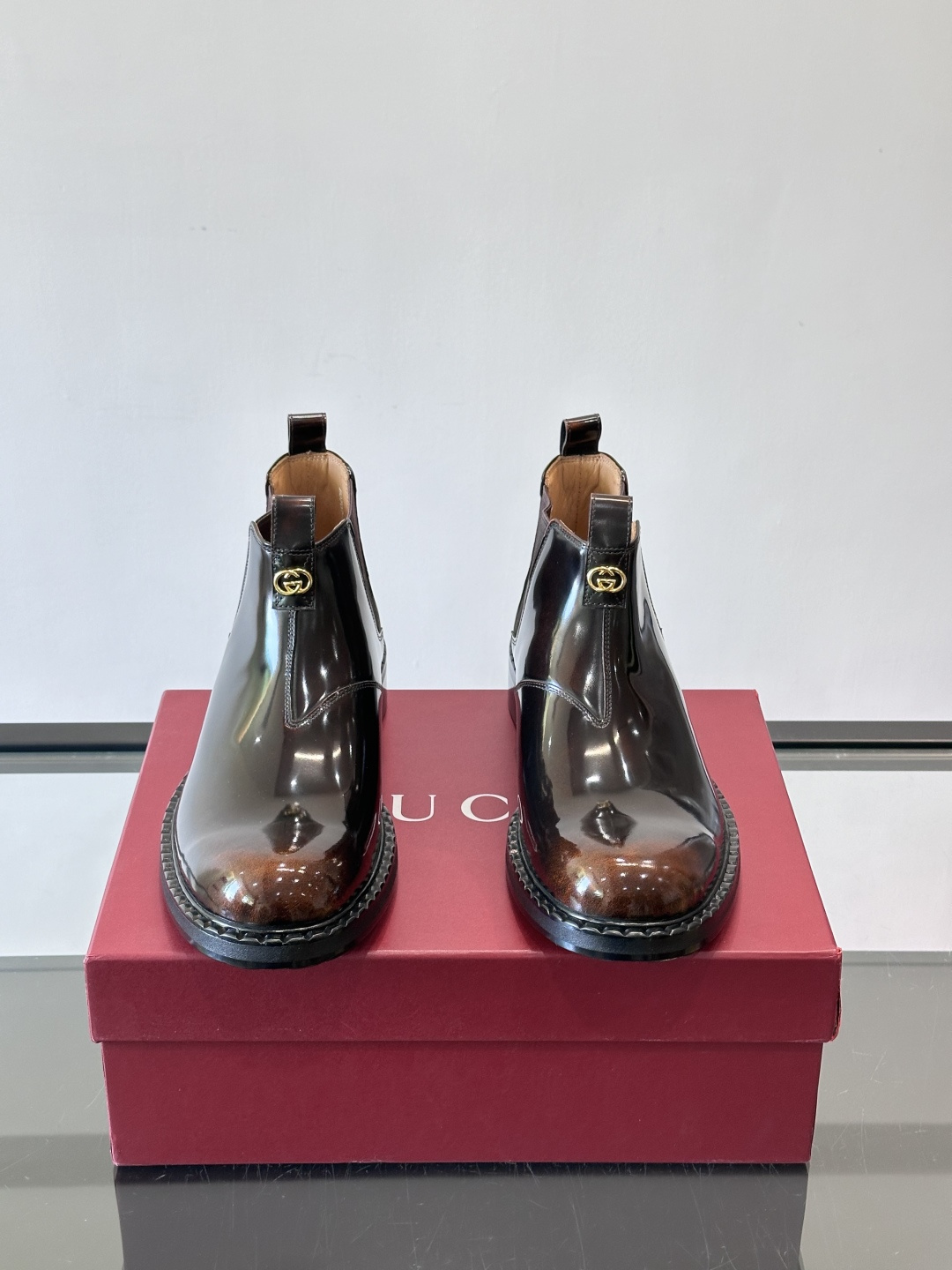 Gucci男士切尔西靴，英伦经典设计，光面皮革+橡胶牛皮鞋底，简约利落，松紧带方便穿脱。鞋型修长，日常通