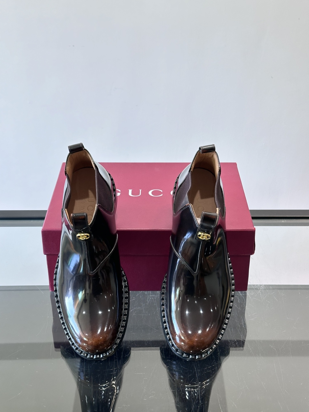 Gucci男士切尔西靴，英伦经典设计，光面皮革+橡胶牛皮鞋底，简约利落，松紧带方便穿脱。鞋型修长，日常通