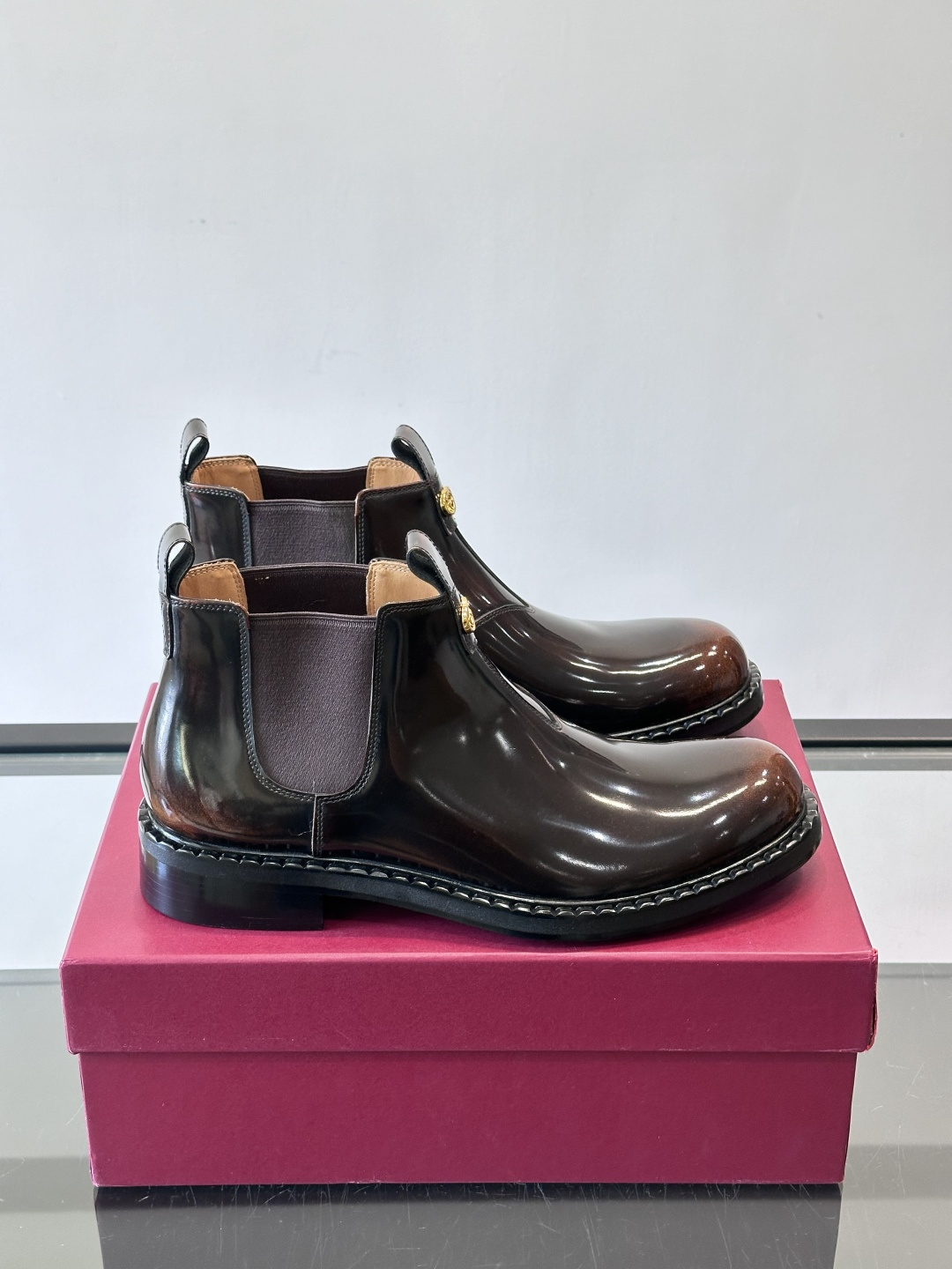 Gucci男士切尔西靴，英伦经典设计，光面皮革+橡胶牛皮鞋底，简约利落，松紧带方便穿脱。鞋型修长，日常通