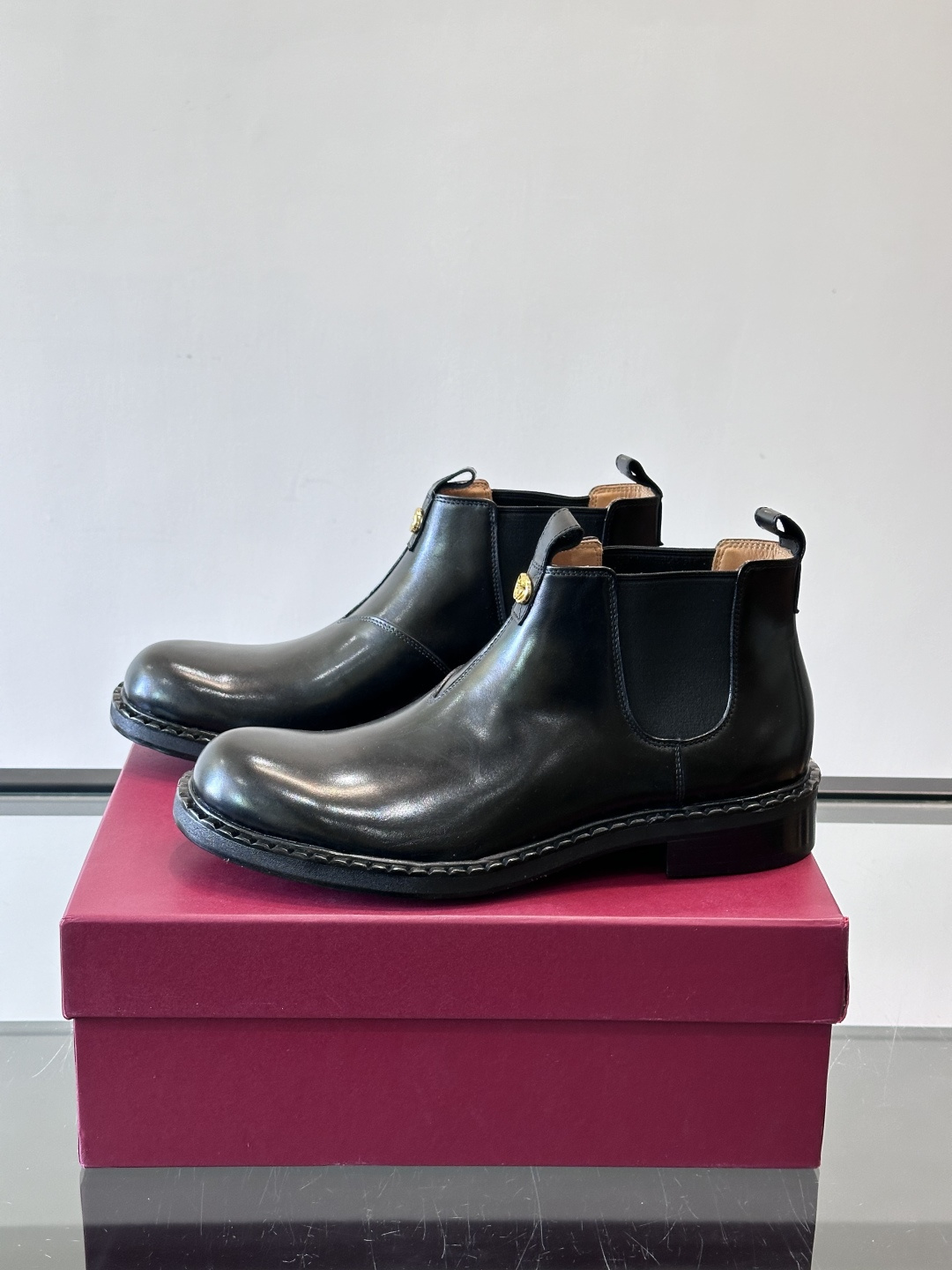 Gucci男士切尔西靴，英伦经典设计，光面皮革+橡胶牛皮鞋底，简约利落，松紧带方便穿脱。鞋型修长，日常通