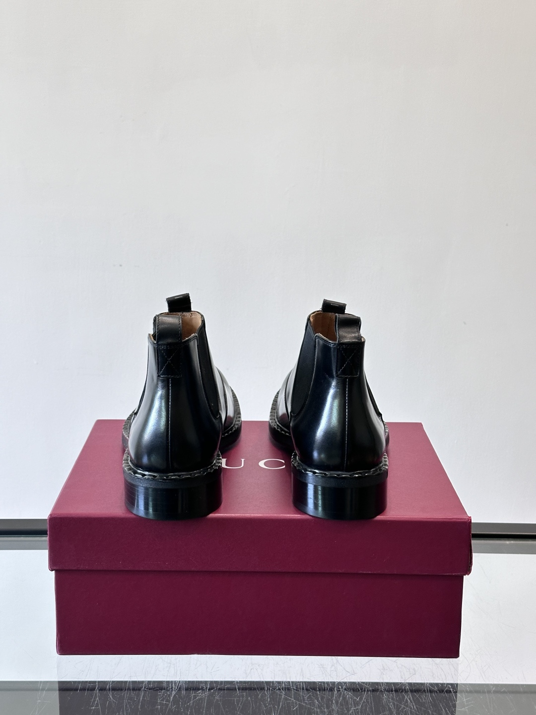 Gucci男士切尔西靴，英伦经典设计，光面皮革+橡胶牛皮鞋底，简约利落，松紧带方便穿脱。鞋型修长，日常通