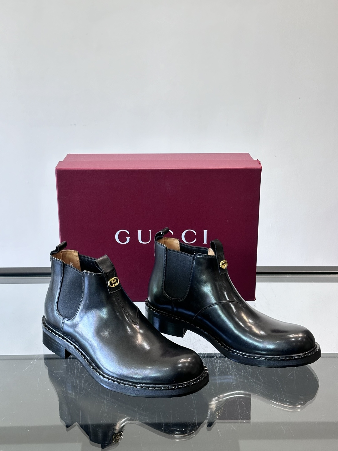 Gucci男士切尔西靴，英伦经典设计，光面皮革+橡胶牛皮鞋底，简约利落，松紧带方便穿脱。鞋型修长，日常通